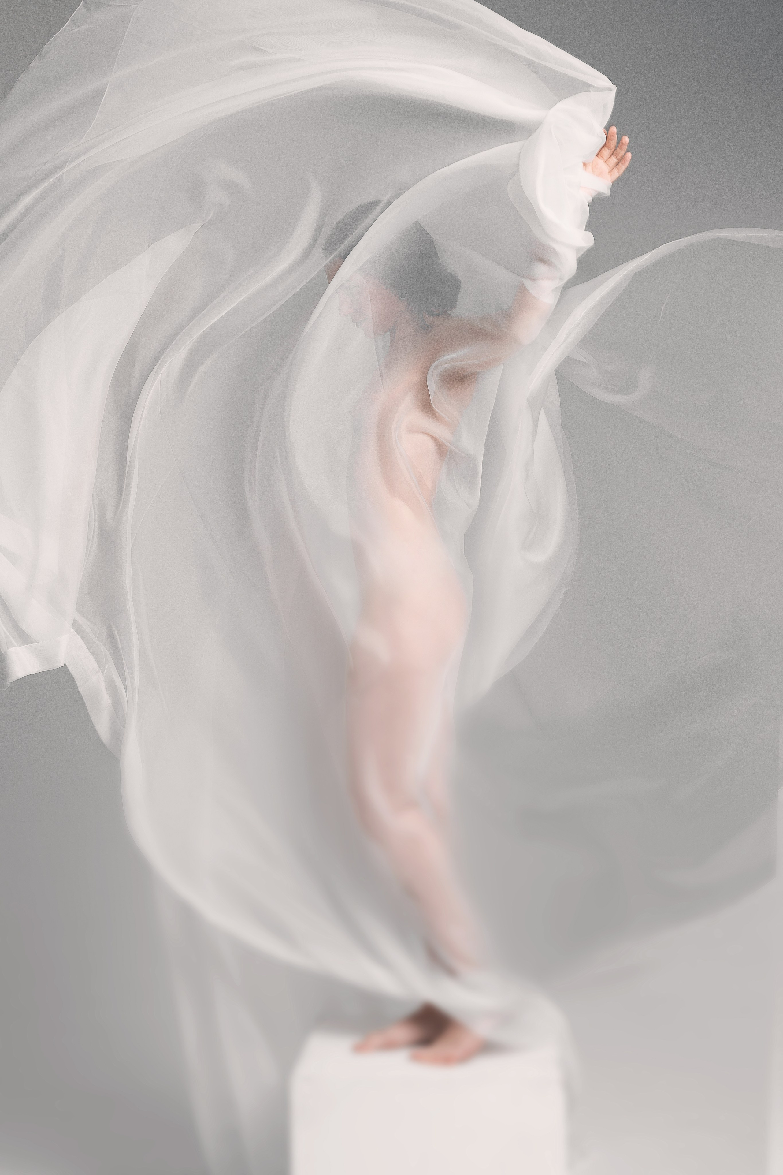 Фотосессия в студии с белой тканью для Ольги