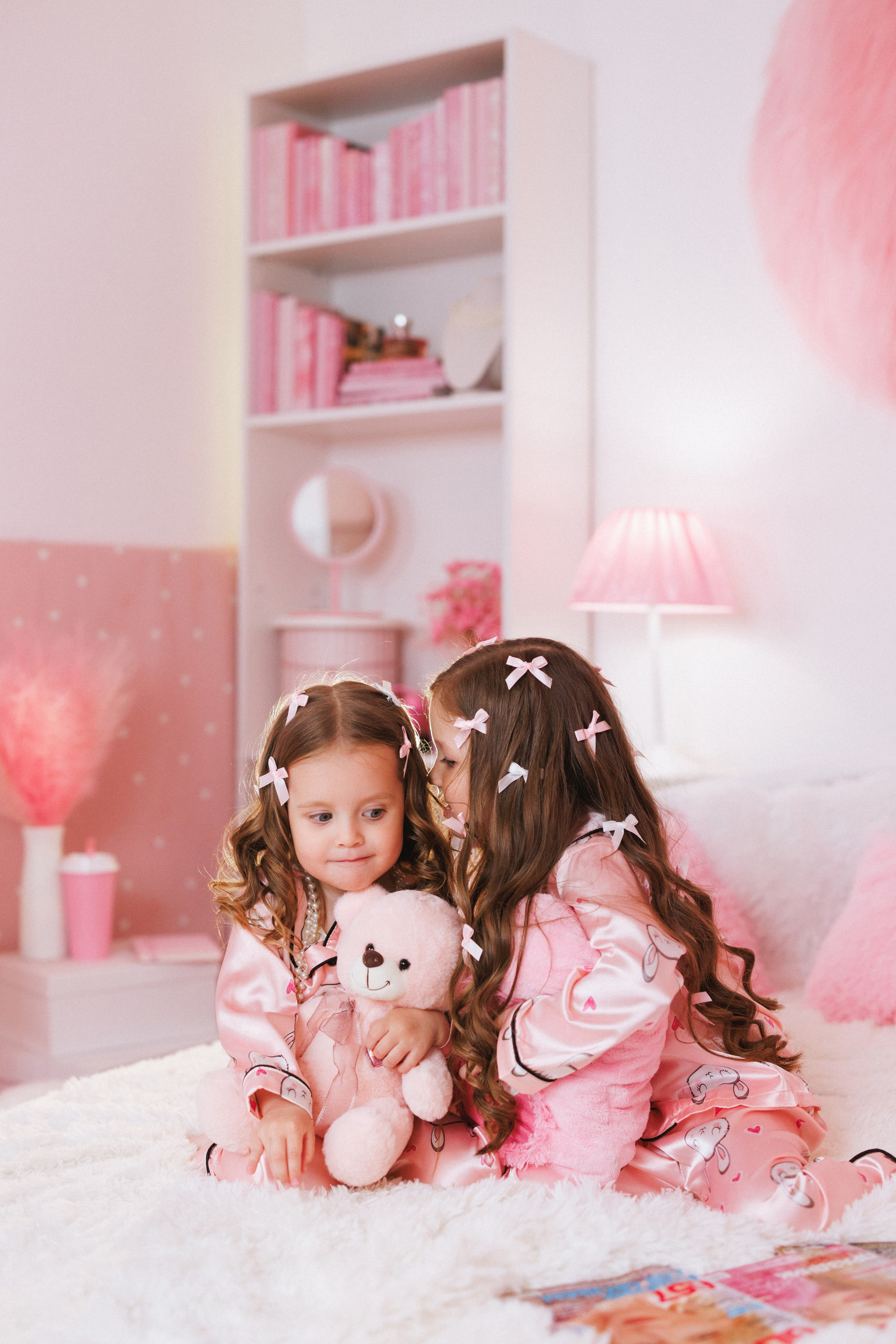 Фотосессия для девочек в интерьере розовой комнаты. Семейный и детский фотограф в Краснодаре Анна Трашкова