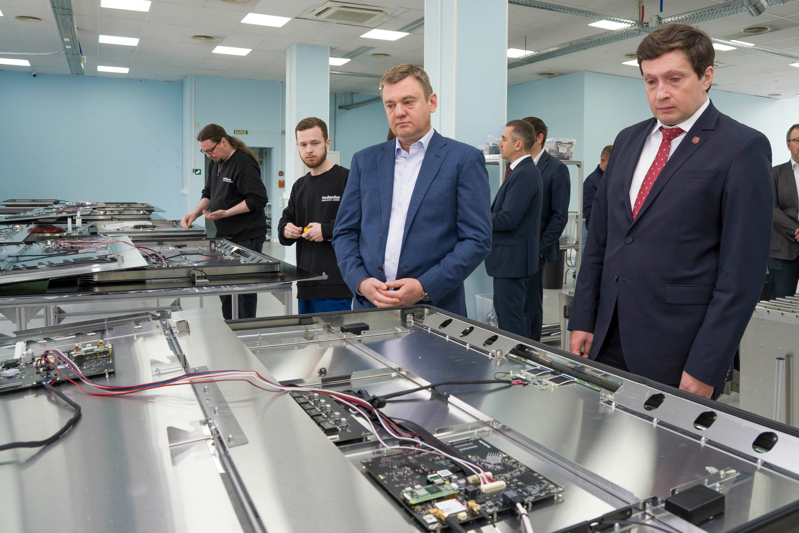 Вице-губернатор Санкт-Петербурга с делегацией на производстве. Фотограф в Санкт-Петербурге. Репортажная и все съёмки для бизнеса