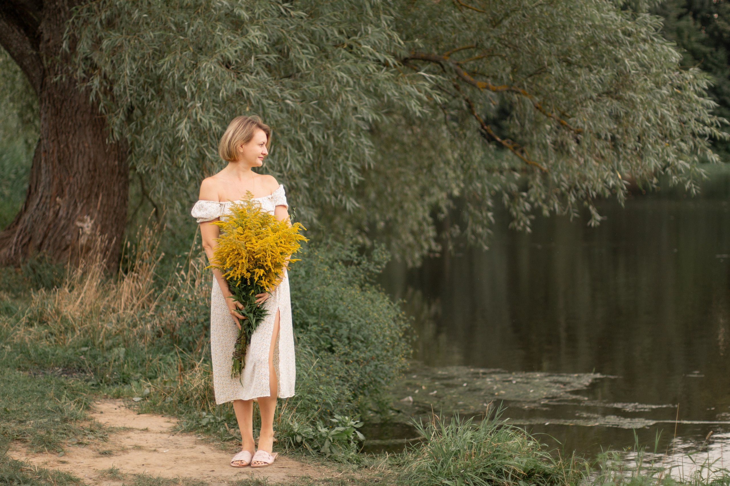 Фотосессия девушки, фотография девушки летом в усадьбе Суханово, девушка с букетом желтых цветов