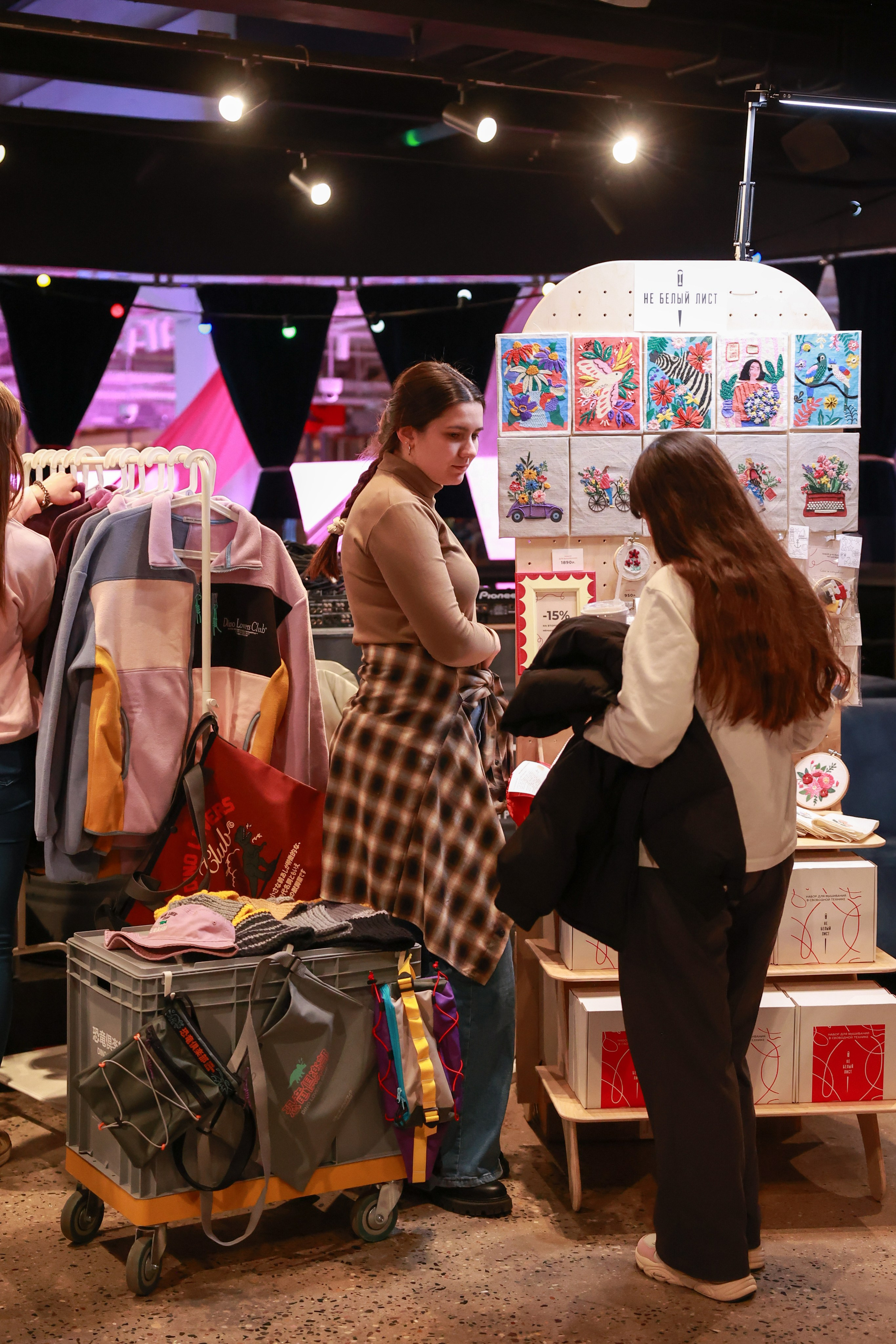 7–8 марта 2025 в пространстве «Три вокзала. Депо» / День 1 / фото Саша Жукова. Фотоотчеты «Ламбада-маркета»