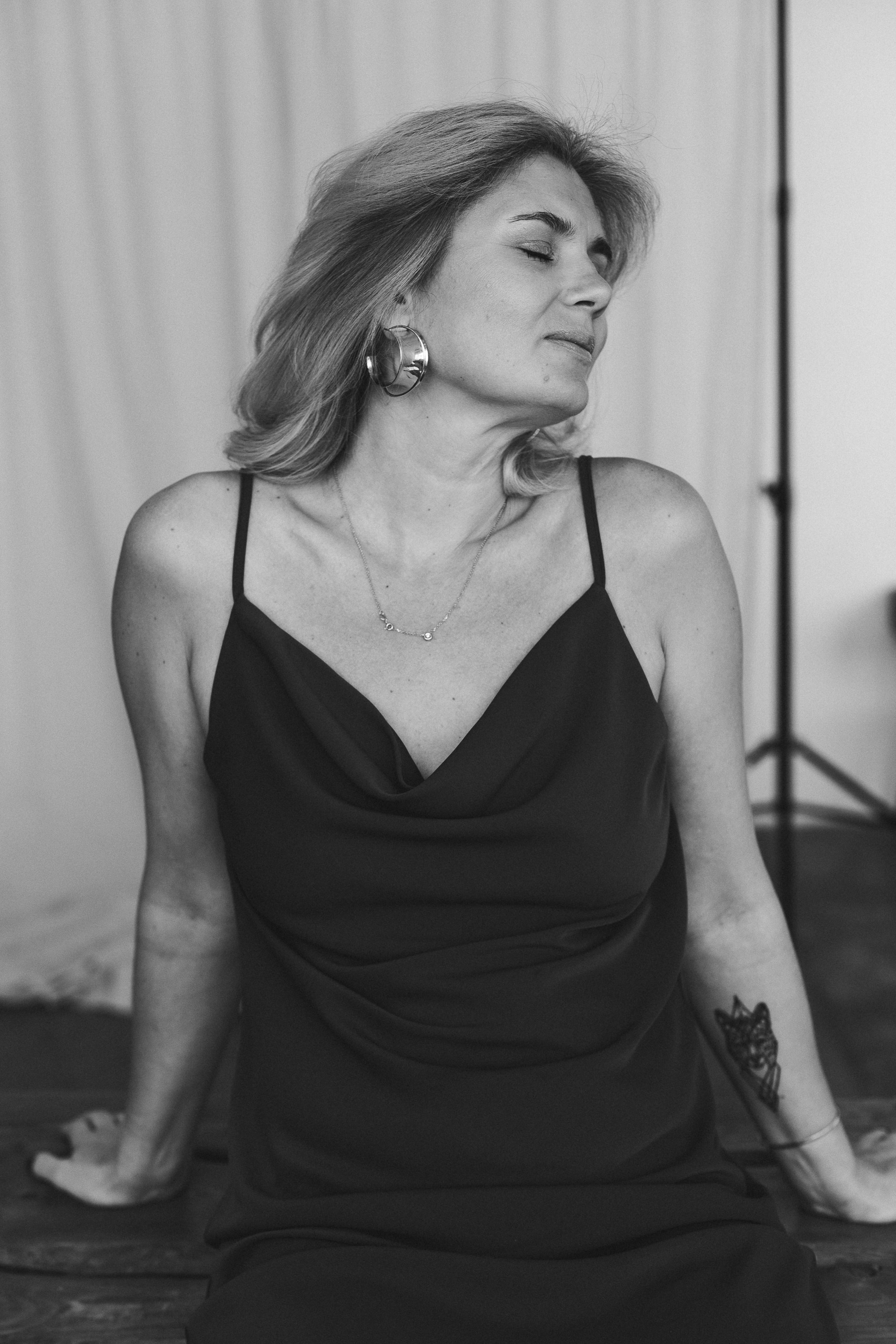 Индивидуальная студийная женская черно-белая фотосессия. Женский портретный фотограф в Нижнем Новгороде и Москве, Юлия Балашова