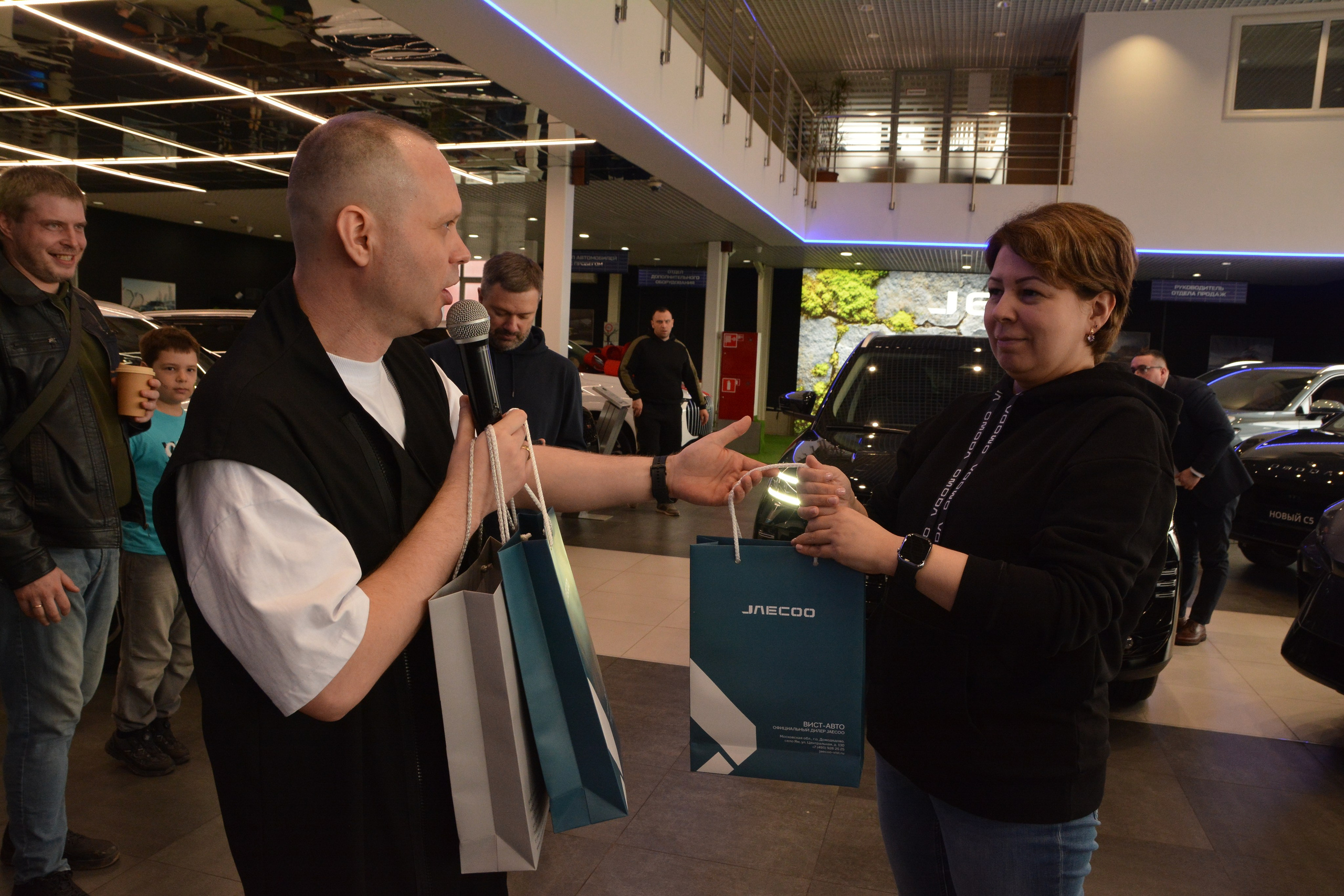 F/8 and be there — оказаться в нужном месте и поймать момент