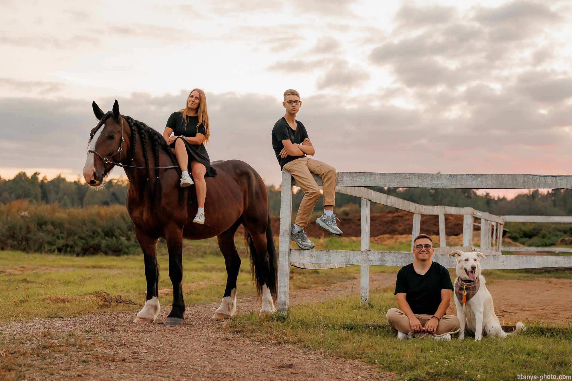 Закатная семейная фотосессия: про Настю и её дружную семью. Фотограф собак, фотограф-анималист Аня Титова (Titanya). Москва