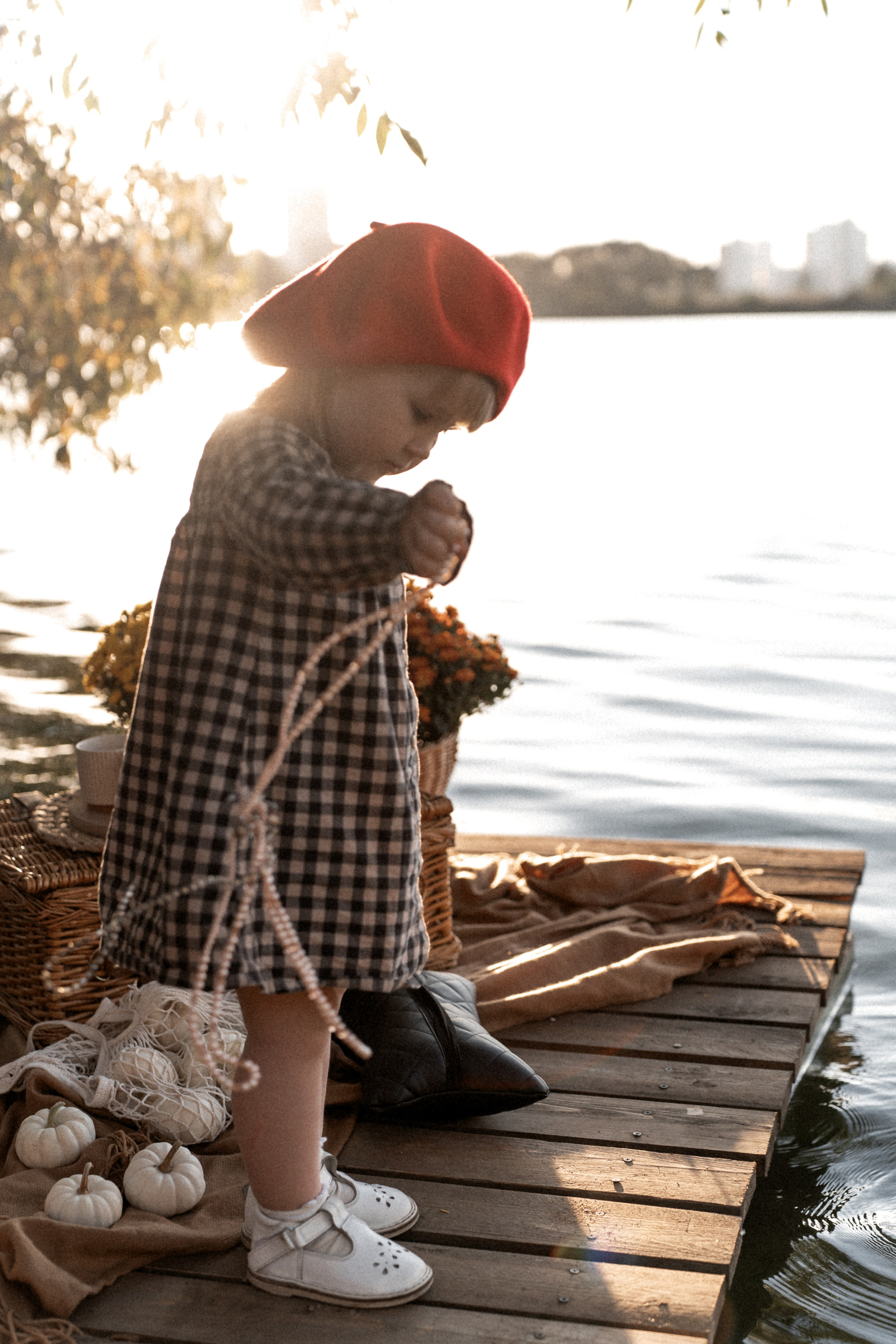 Хризантемовое плаванье маленькой мечтательницы. Ваш семейный фотограф в Минске — Вика Трегубова