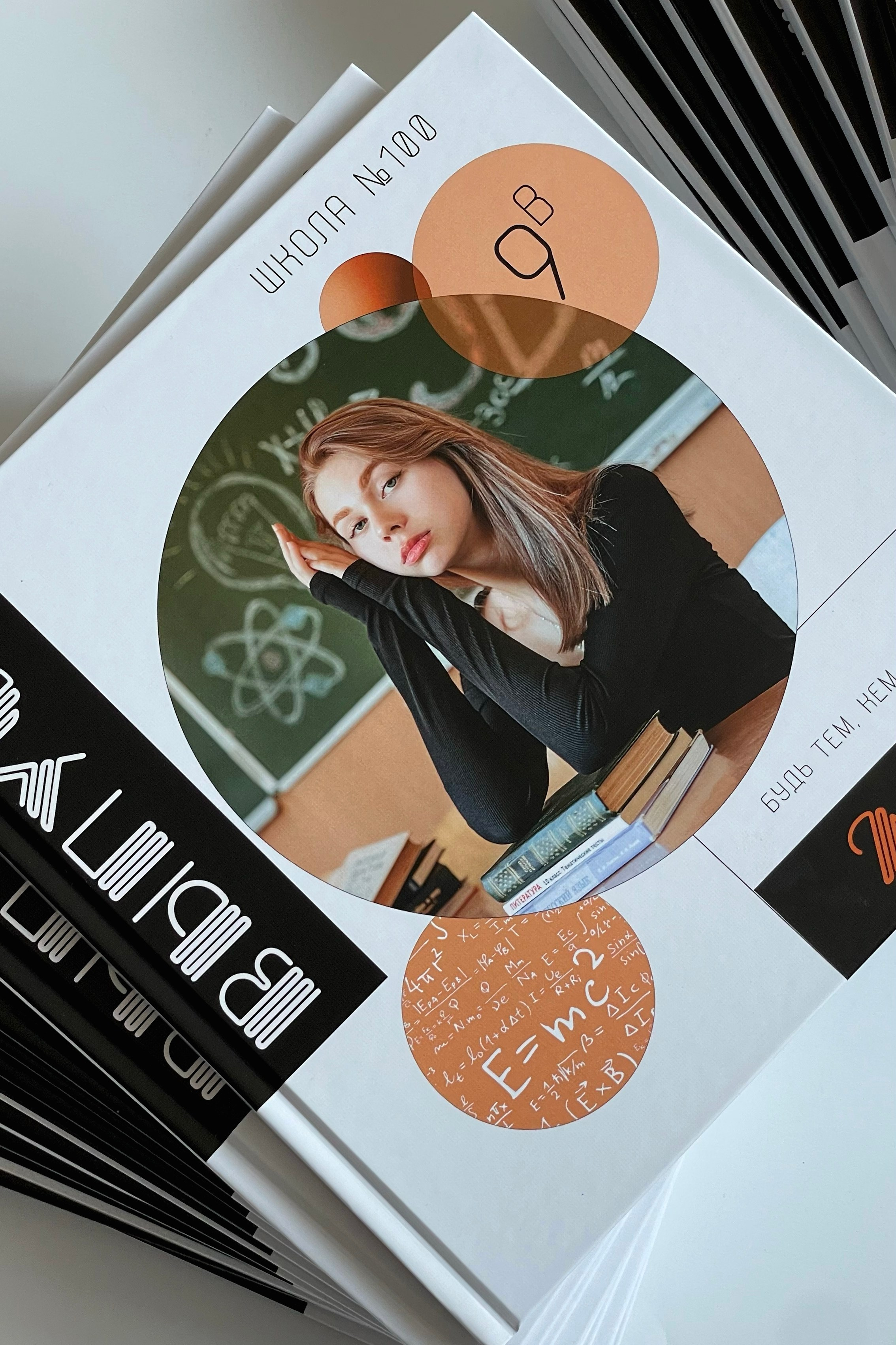 9 класс — листы твердые 23×23. Школа № 100. Выпускные альбомы