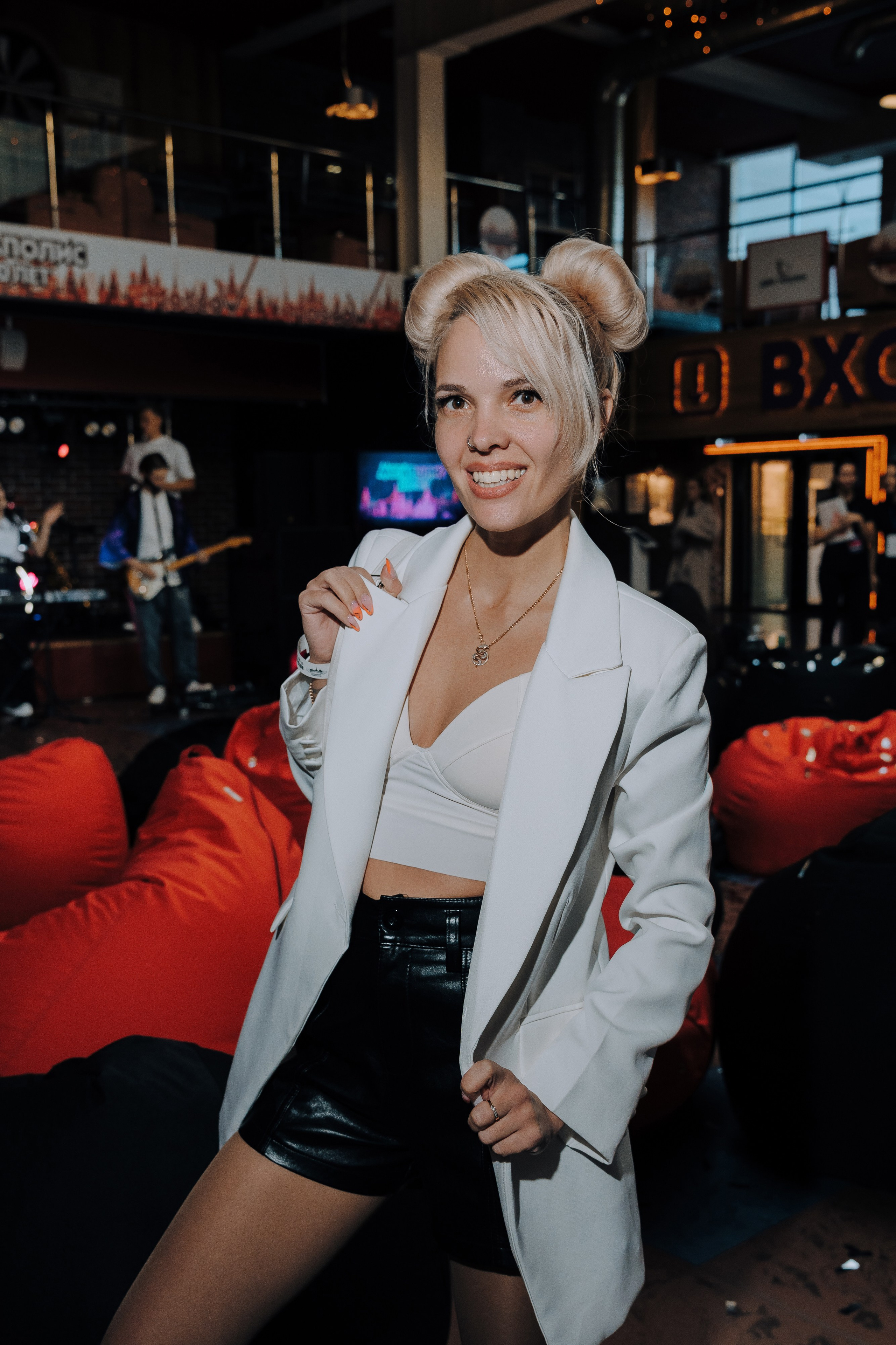 20 ЛЕТ МЕГАПОЛИС ЧЕЛЯБИНСК ХЕДЛАЙНЕР ЕЛКА. Репортажный фотограф Зуев Роман г. Челябинск