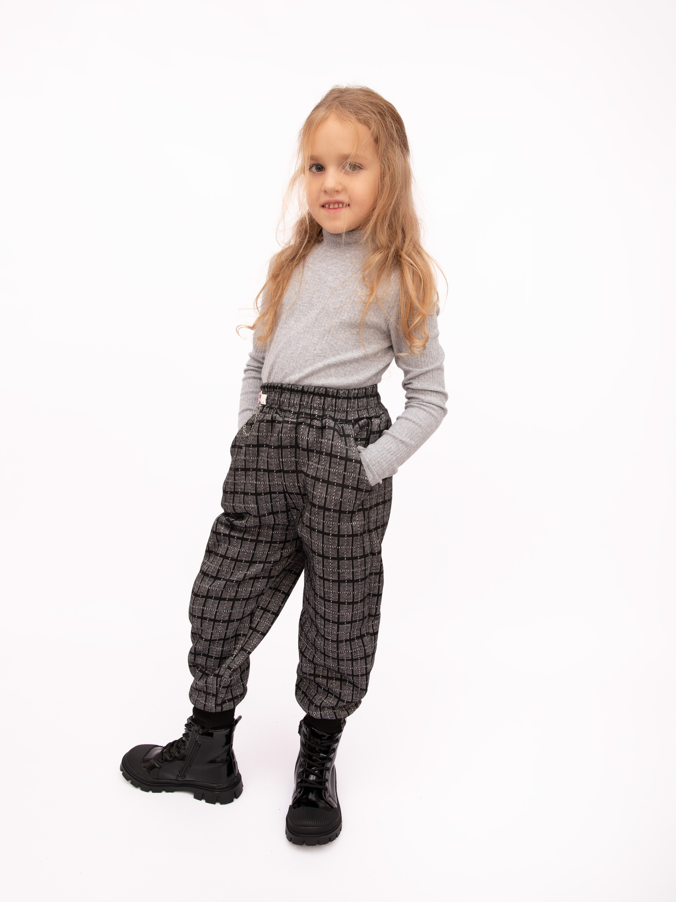 Детские брюки. Фотостудия предметной и модельной съёмки для маркетплейсов