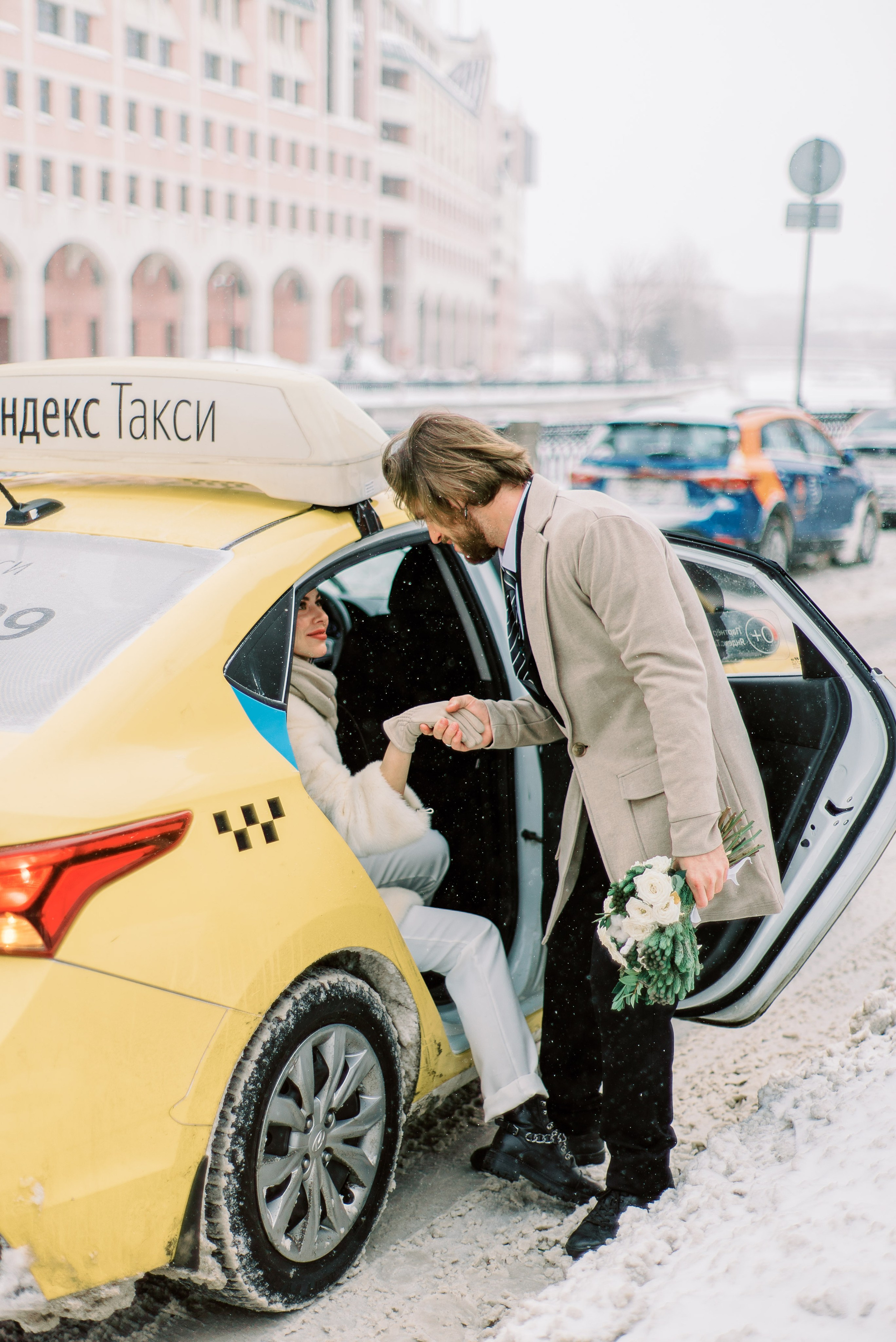 Свадебная зимняя фотосессия, со сборами в студии