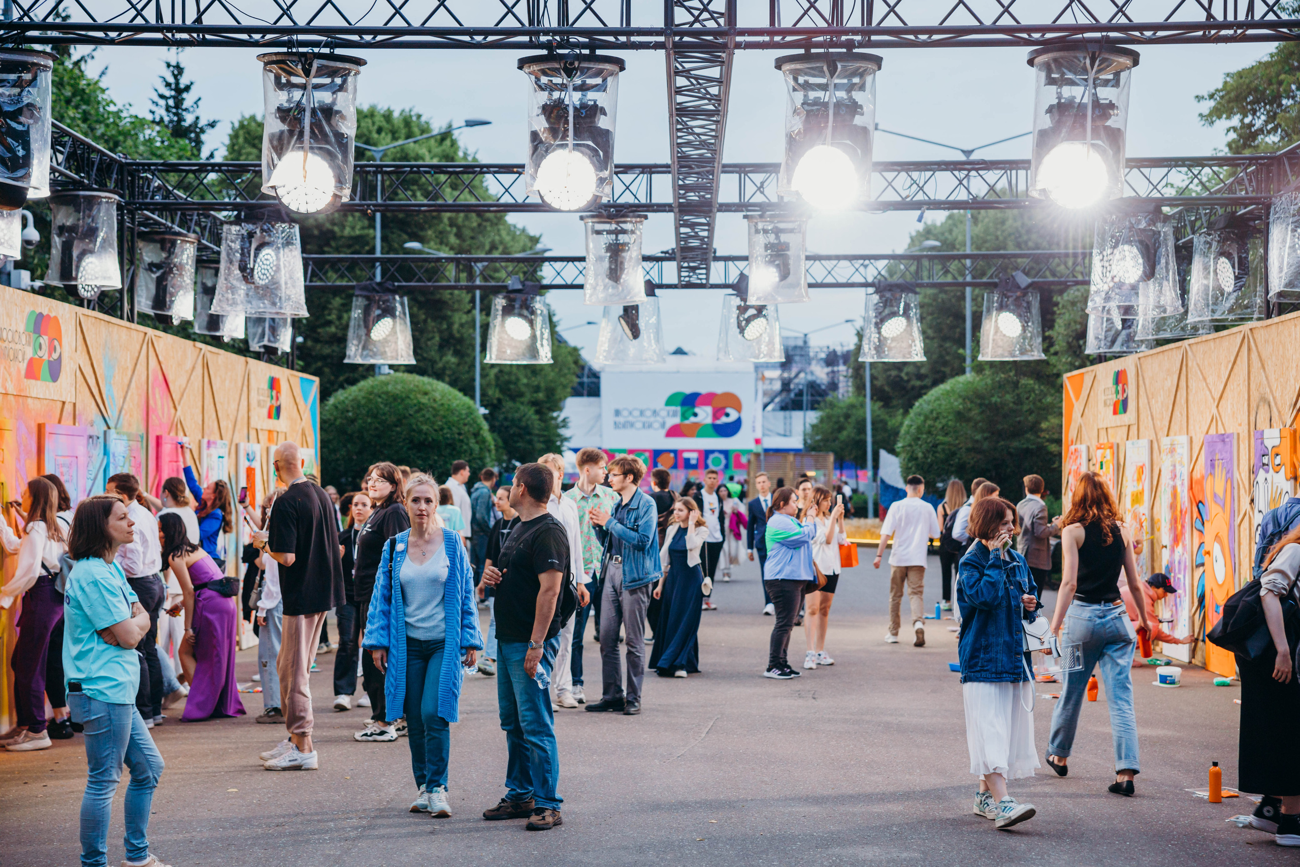 Выпускной в парке Горького Июль 2023. Фотограф Петрова Мария