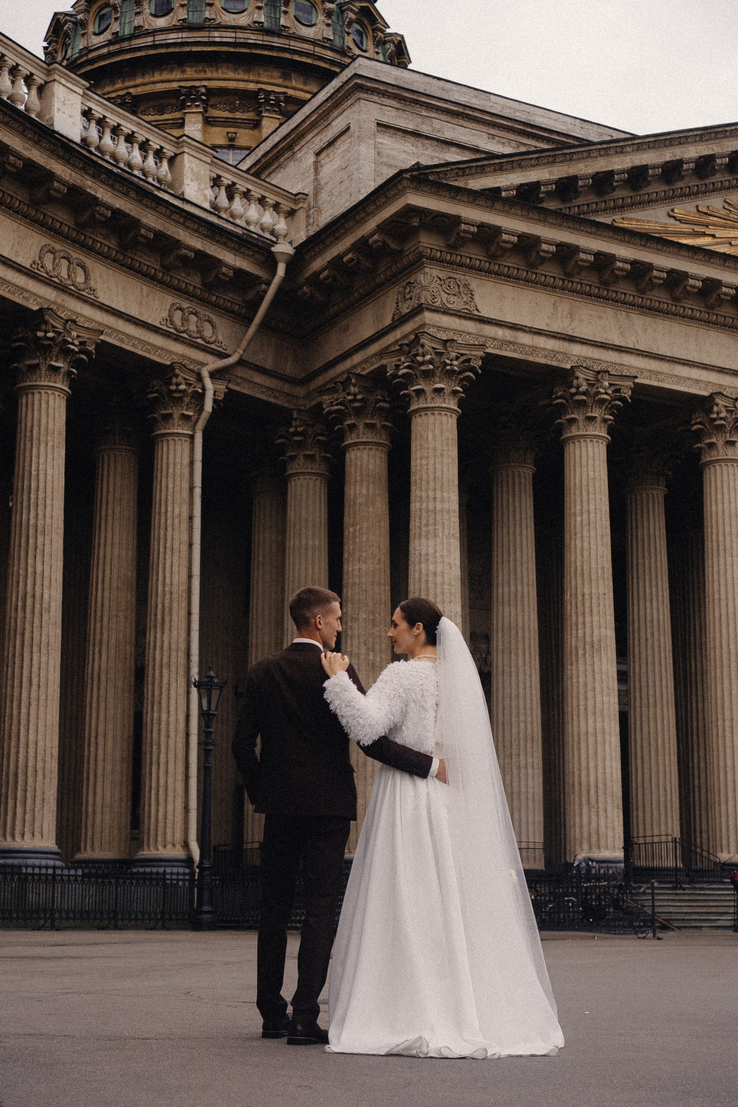 СВАДЕБНАЯ ПРОГУЛКА В САНТК-ПЕТЕРБУРГЕ (ИСАКИЕВСКИЙ СОБОР, ЗИМНЯЯ КАНАВКА, ЭРМИТАЖ И БОЛЬШАЯ МОРСКАЯ УЛИЦА). Профессиональный фотограф, Санкт-Петербург — Виктория Богомолова