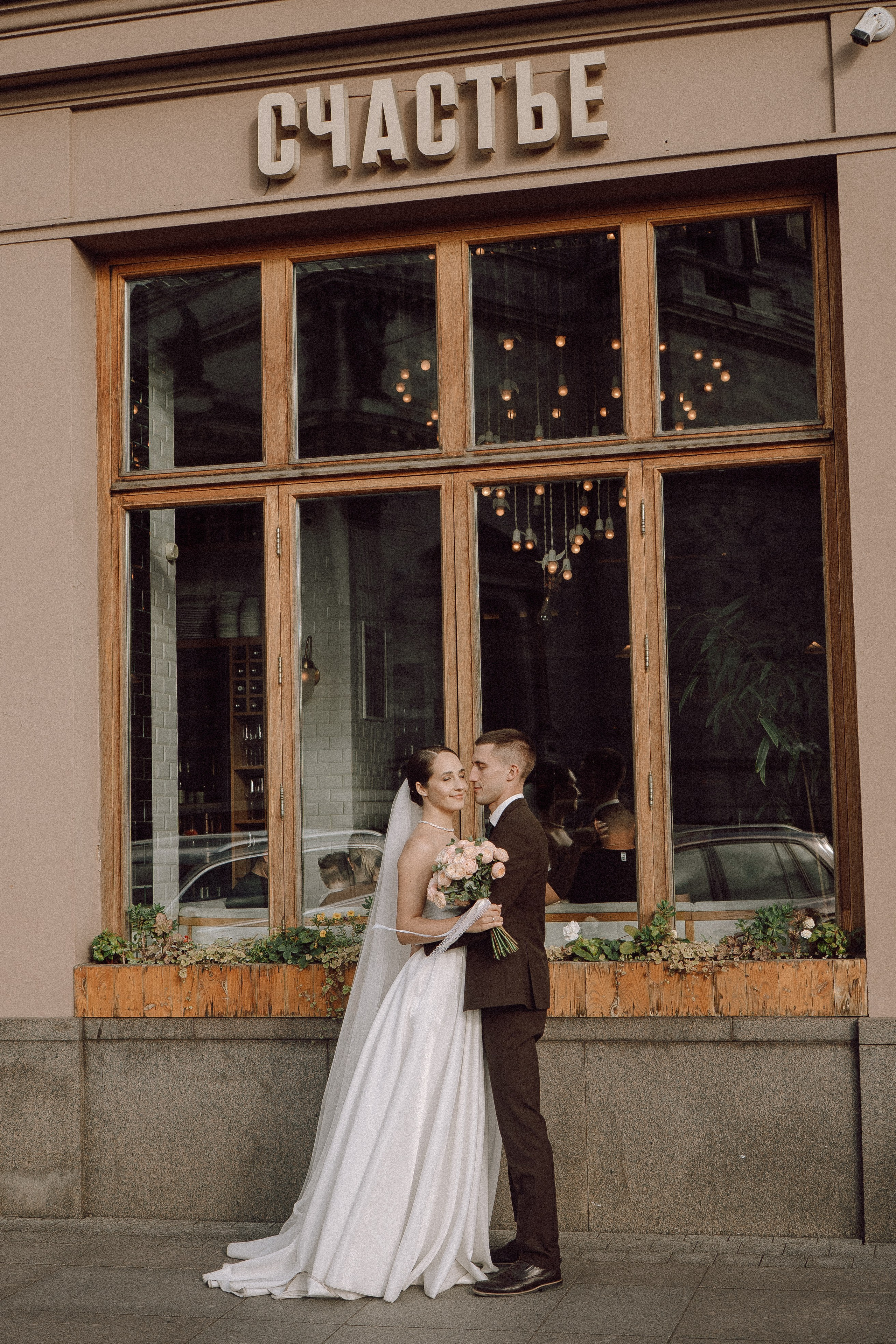 СВАДЕБНАЯ ПРОГУЛКА В САНТК-ПЕТЕРБУРГЕ (ИСАКИЕВСКИЙ СОБОР, ЗИМНЯЯ КАНАВКА, ЭРМИТАЖ И БОЛЬШАЯ МОРСКАЯ УЛИЦА). Профессиональный фотограф, Санкт-Петербург — Виктория Богомолова