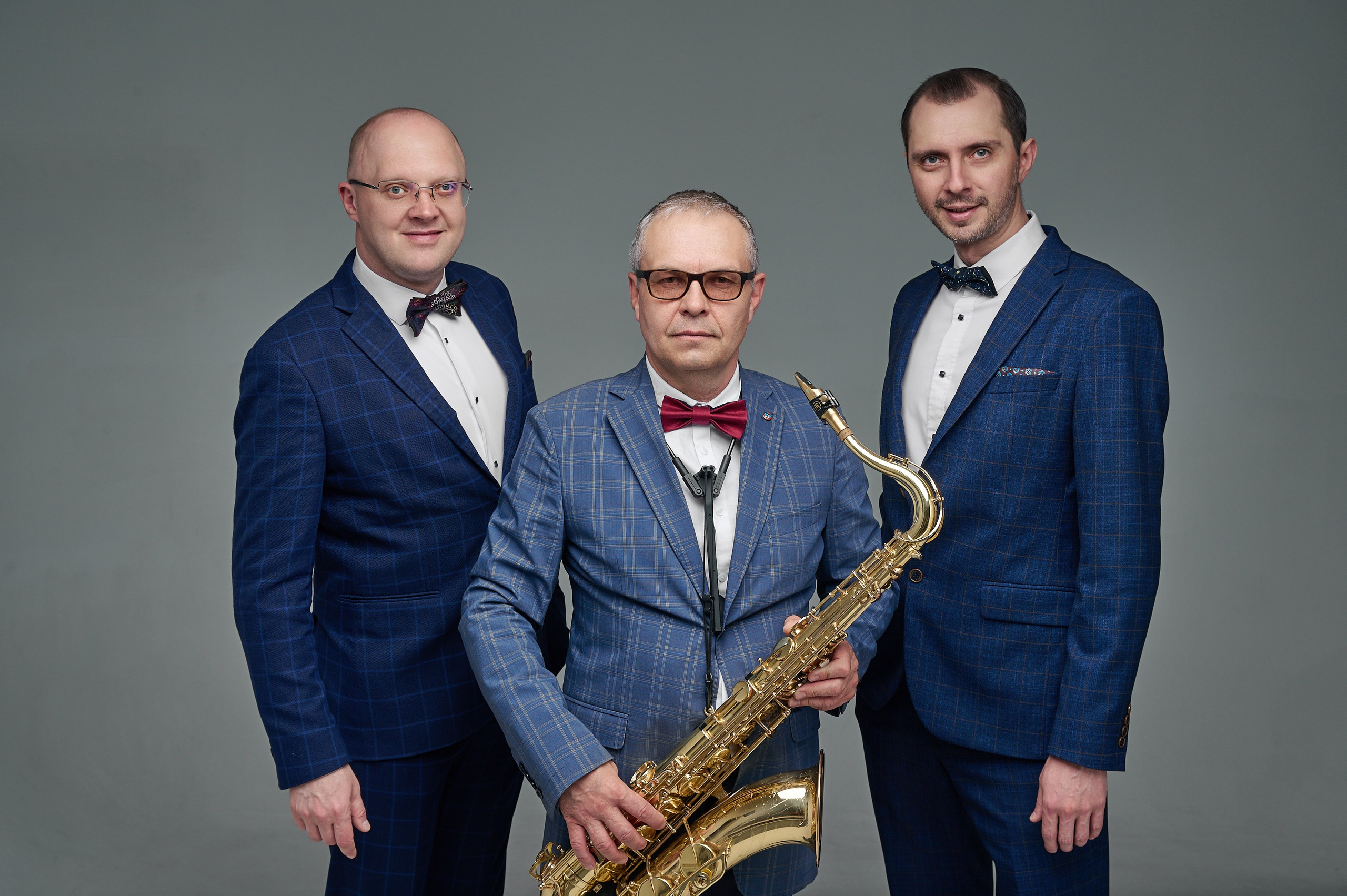 Фотоальбом "Музыканты для афиши" представляет собой коллекцию профессионально снятых фотографий музыкантов, которые могут быть использованы для создания афиши концерта или музыкального события