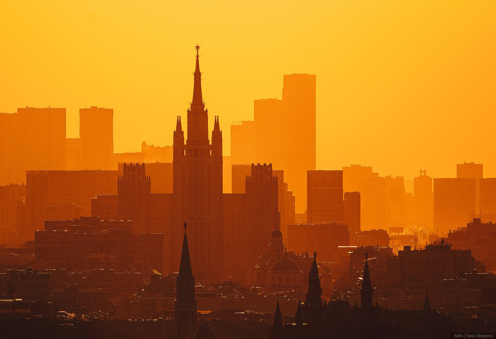 Высотка на Кудринской площади  на закате, силуэт