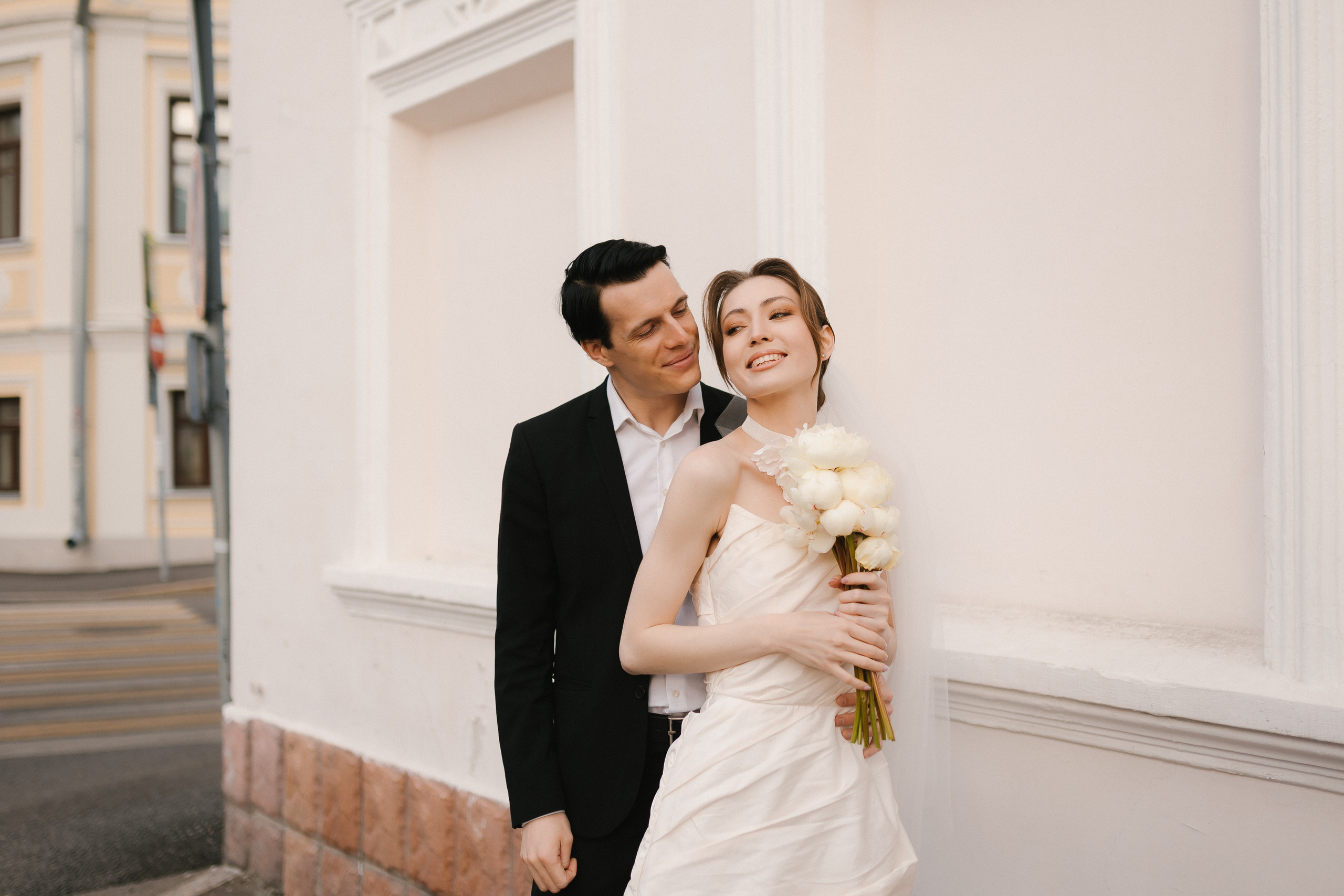 Красочные эмоции жениха и невесты прекрасно переданы на фоне знаменитых московских улочек.