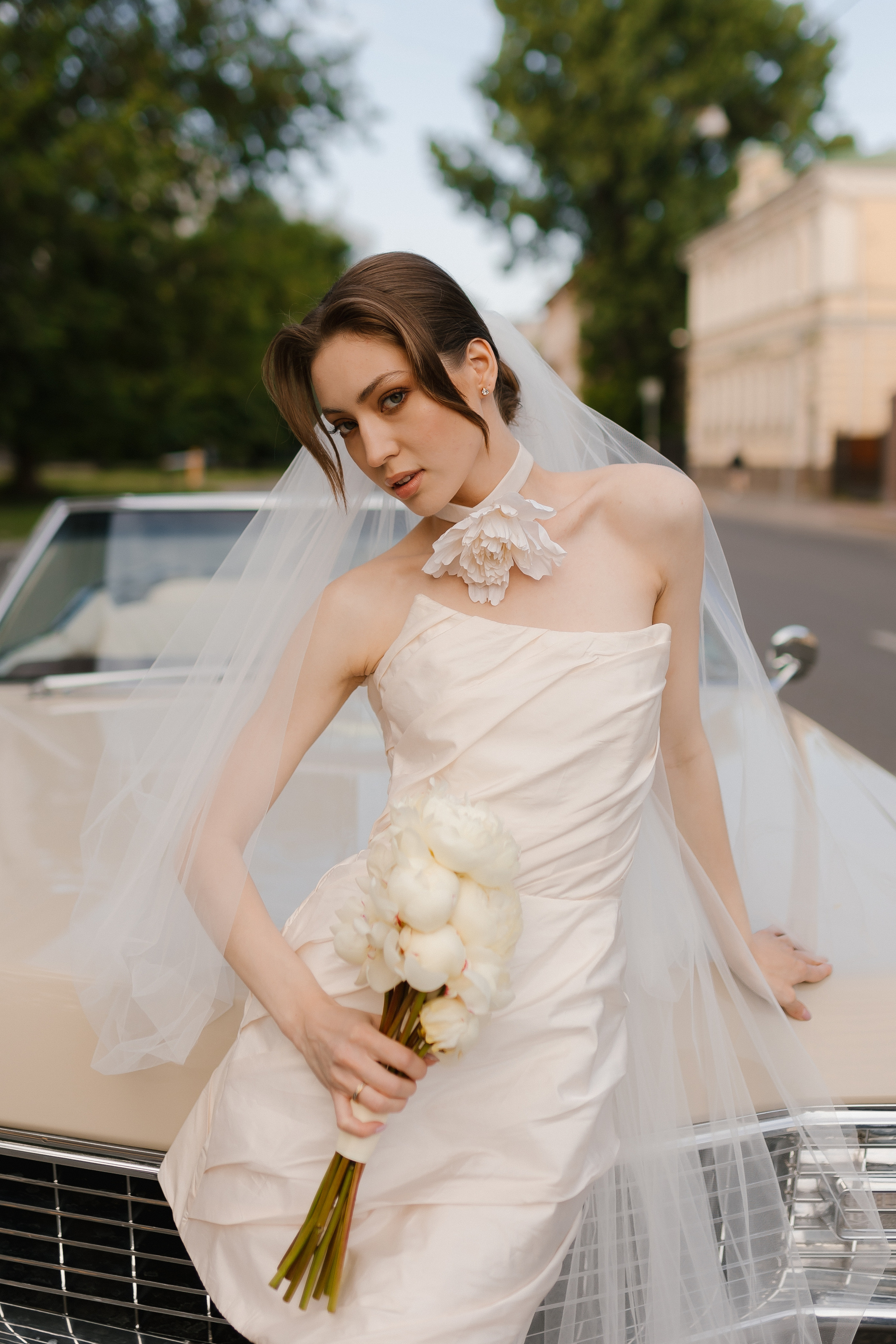 Натуральность и грациозность невесты подчеркнуты природной обстановкой парка Горького.