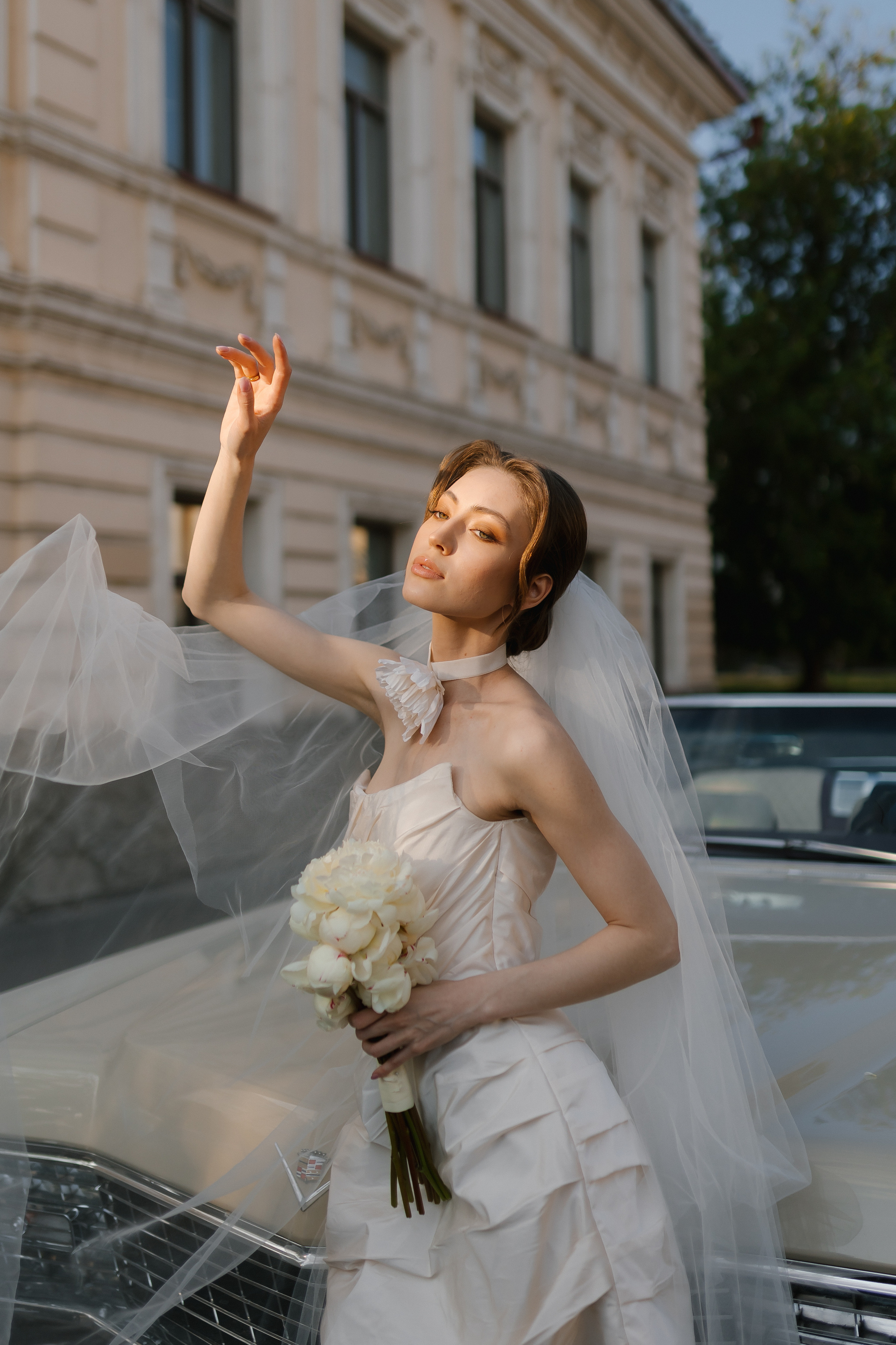 Смело выбранный красный кабриолет добавляет яркости и страсти стилю фотосессии.
