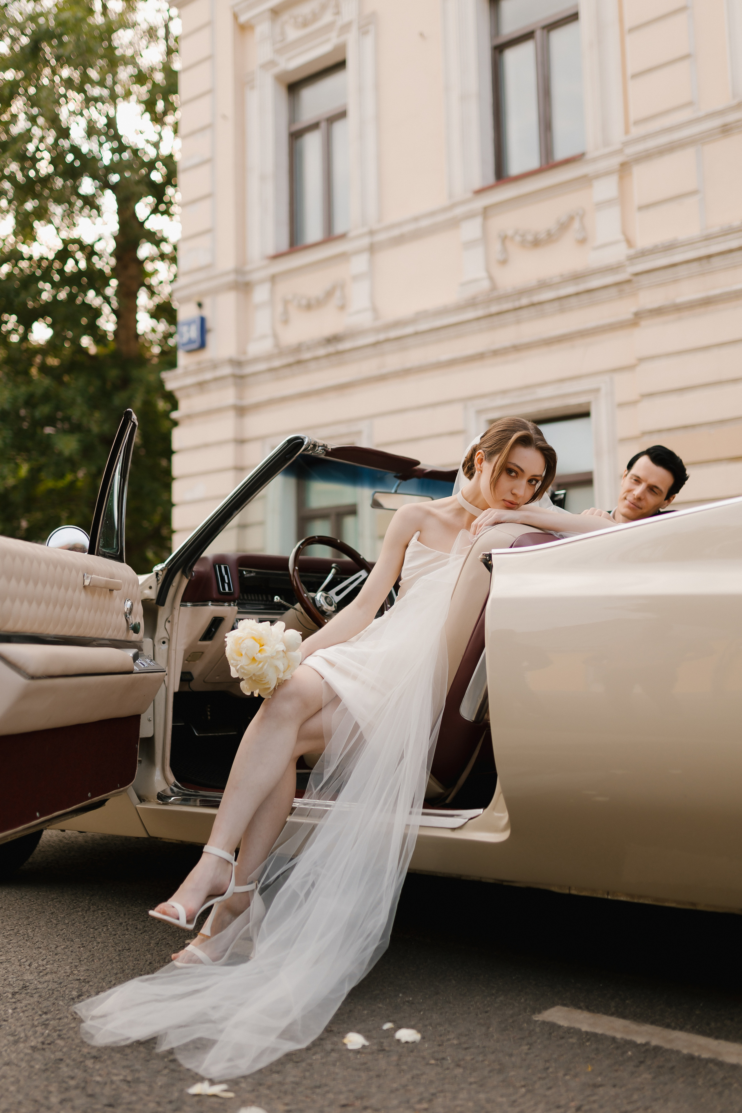 Интерьер автомобиля плавно перетекает в яркие элементы наряда невесты.