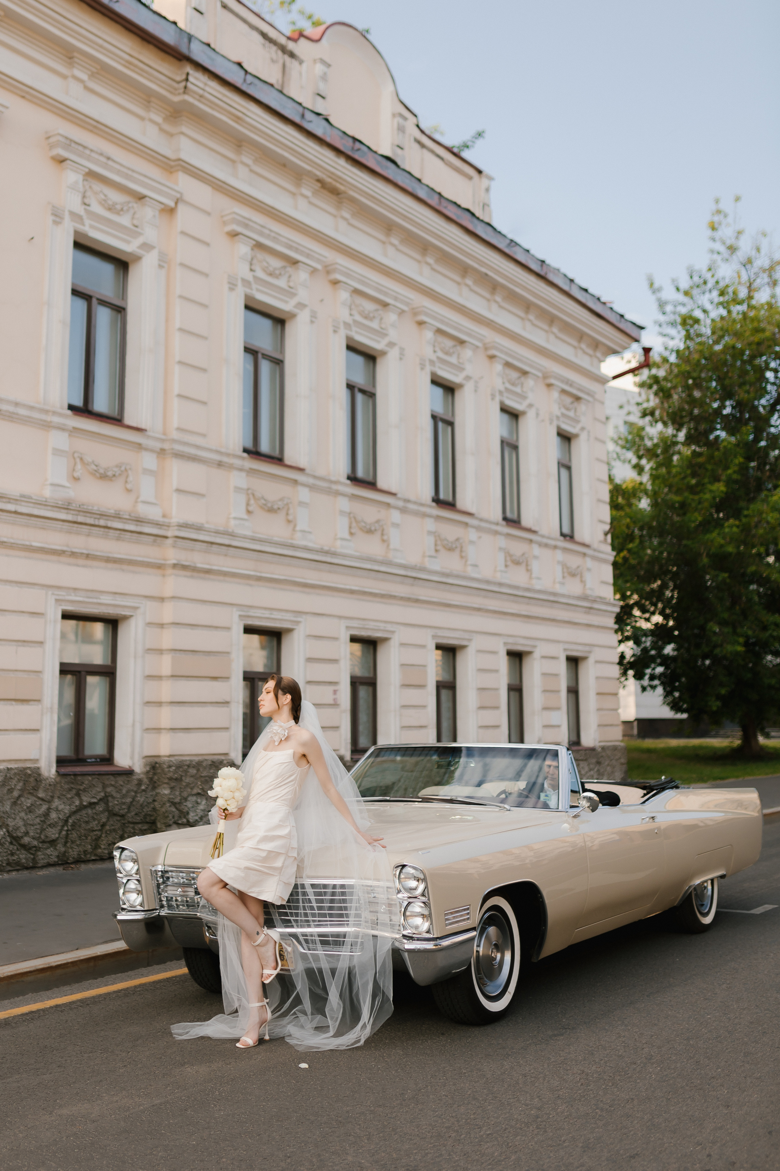 Свободолюбивые молодожены отправляются в романтическое путешествие на открытой машине.