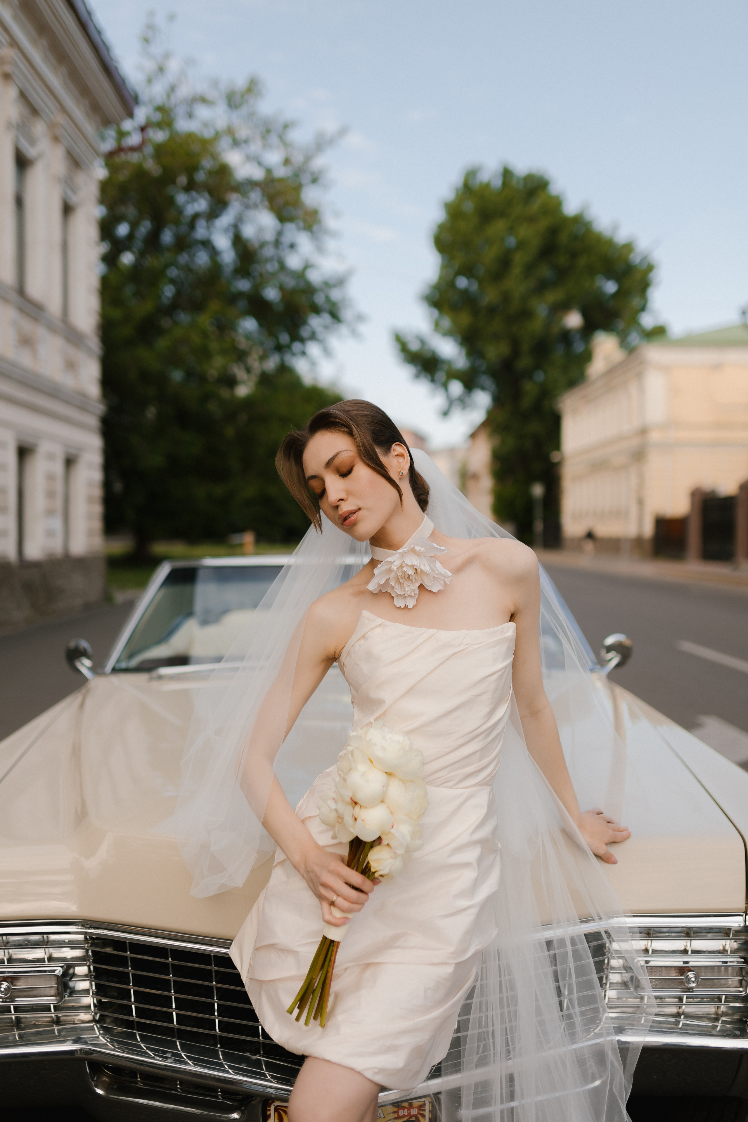 Арт-фото жениха и невесты: необычные ракурсы и смелые образы на улицах старой Москвы.