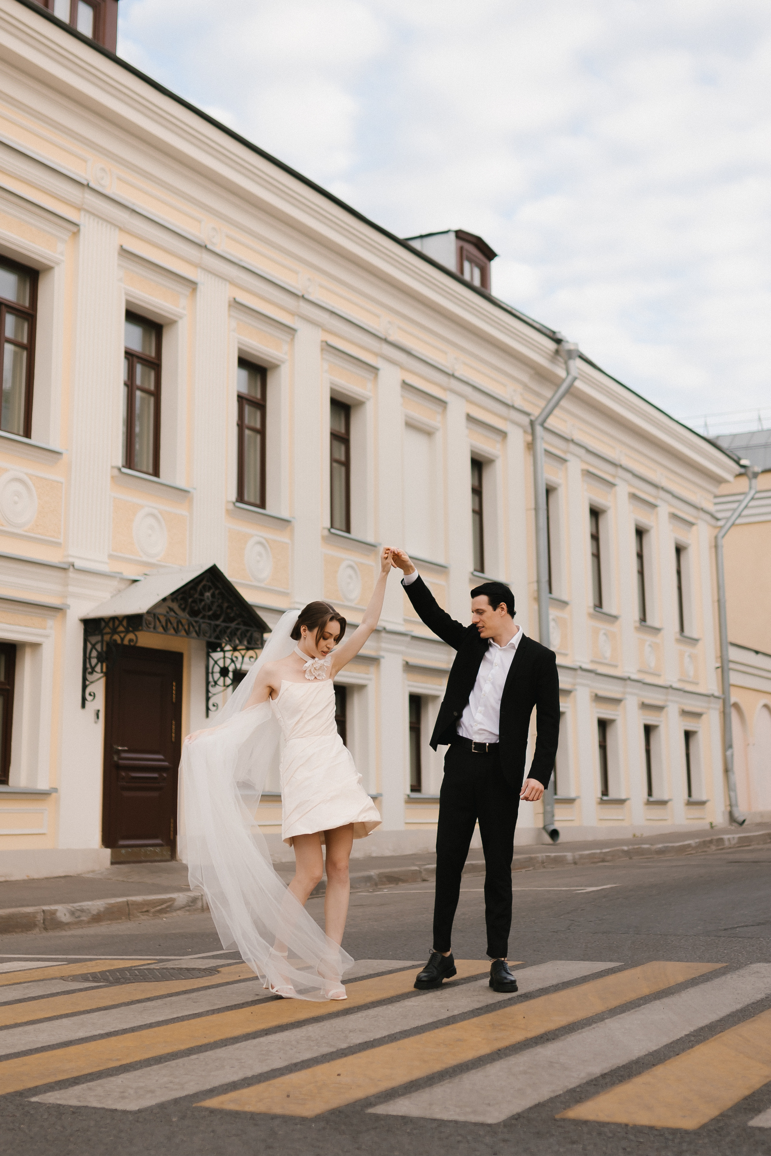 Невеста в элегантном платье покоряет улицы центра Москвы.