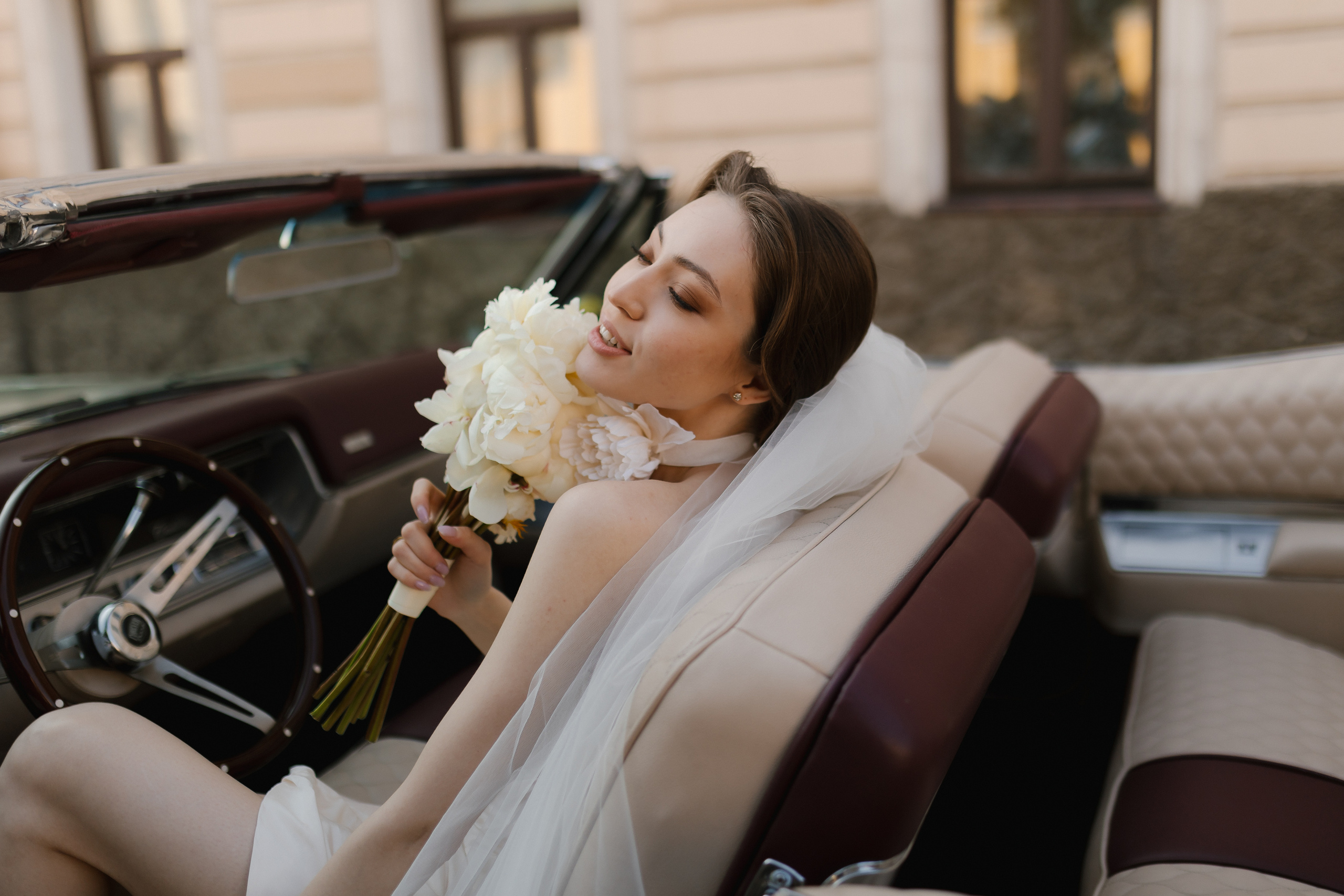 Интерьер автомобиля плавно перетекает в яркие элементы наряда невесты.