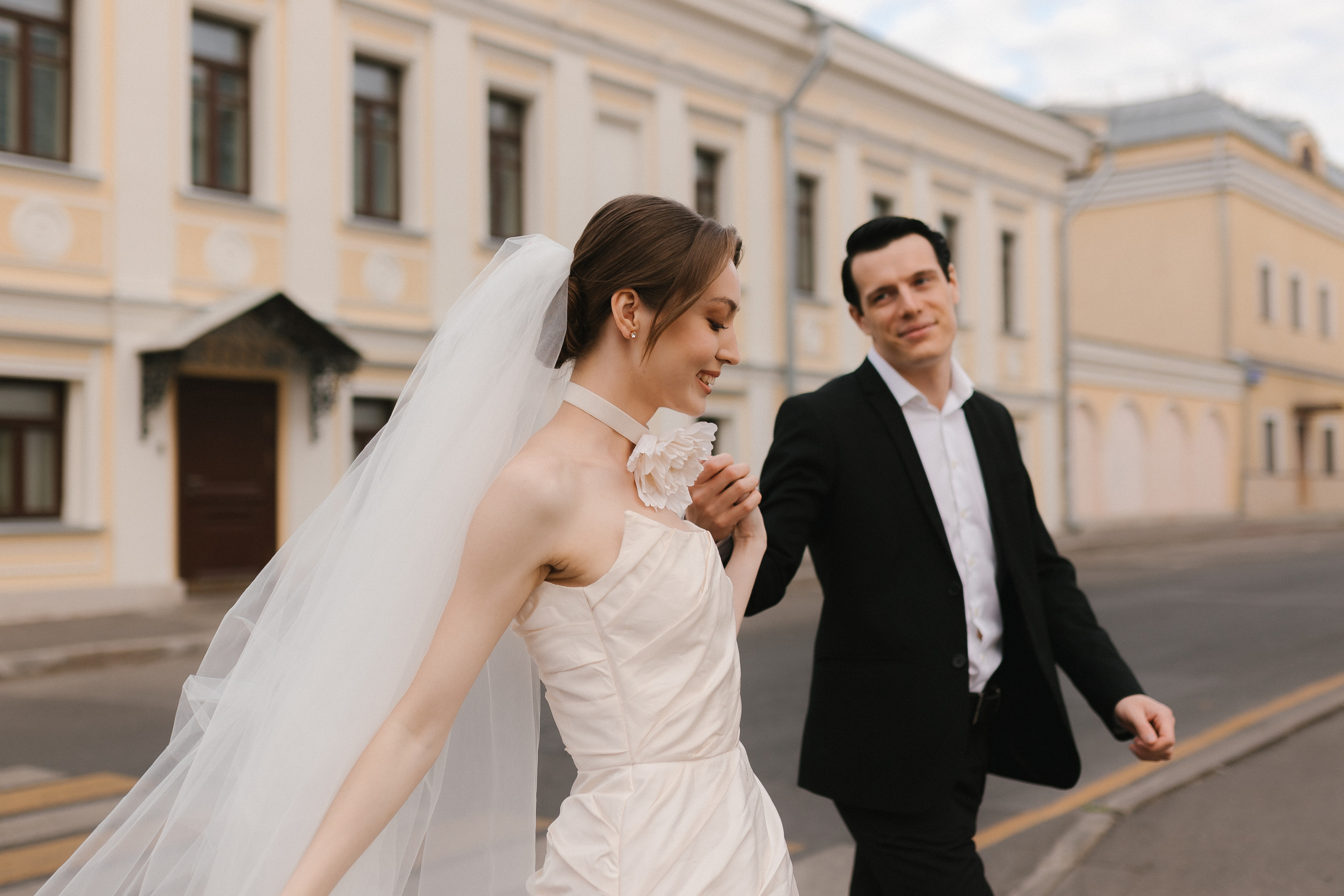 Автострада под открытым небом создаёт атмосферу беспечной молодости и беззаботности.