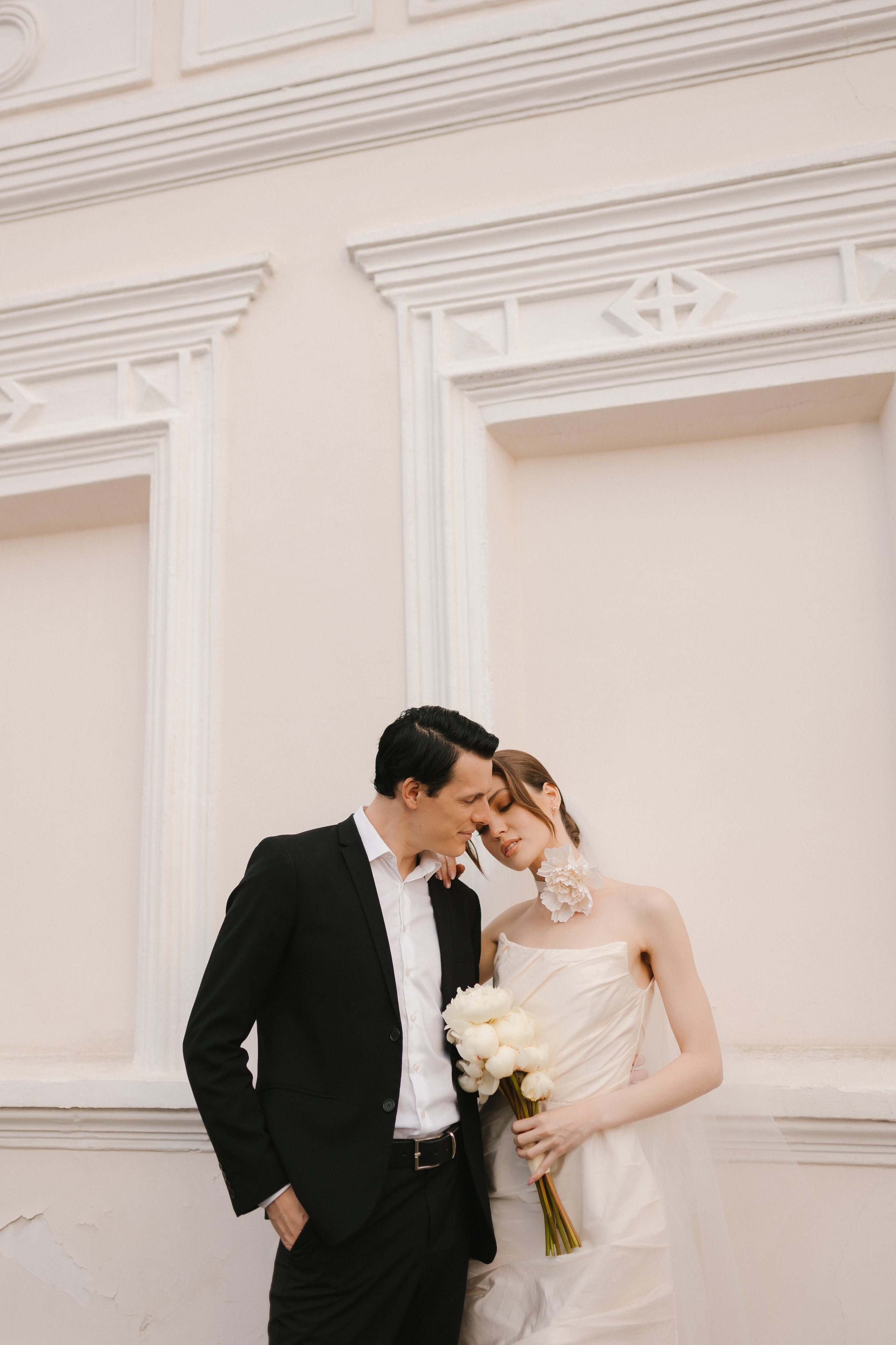 Невеста в элегантном платье покоряет улицы центра Москвы.