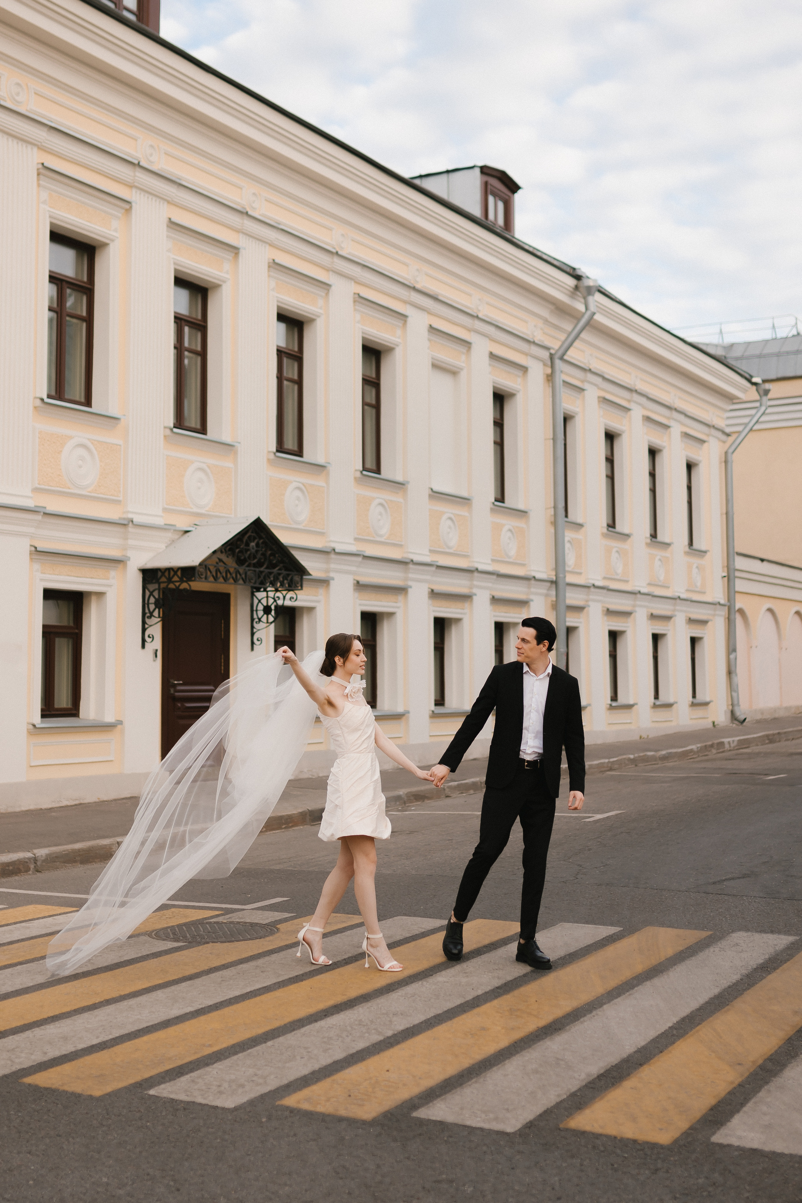 Наряд невесты безупречно гармонирует с классической архитектурой Большого театра.