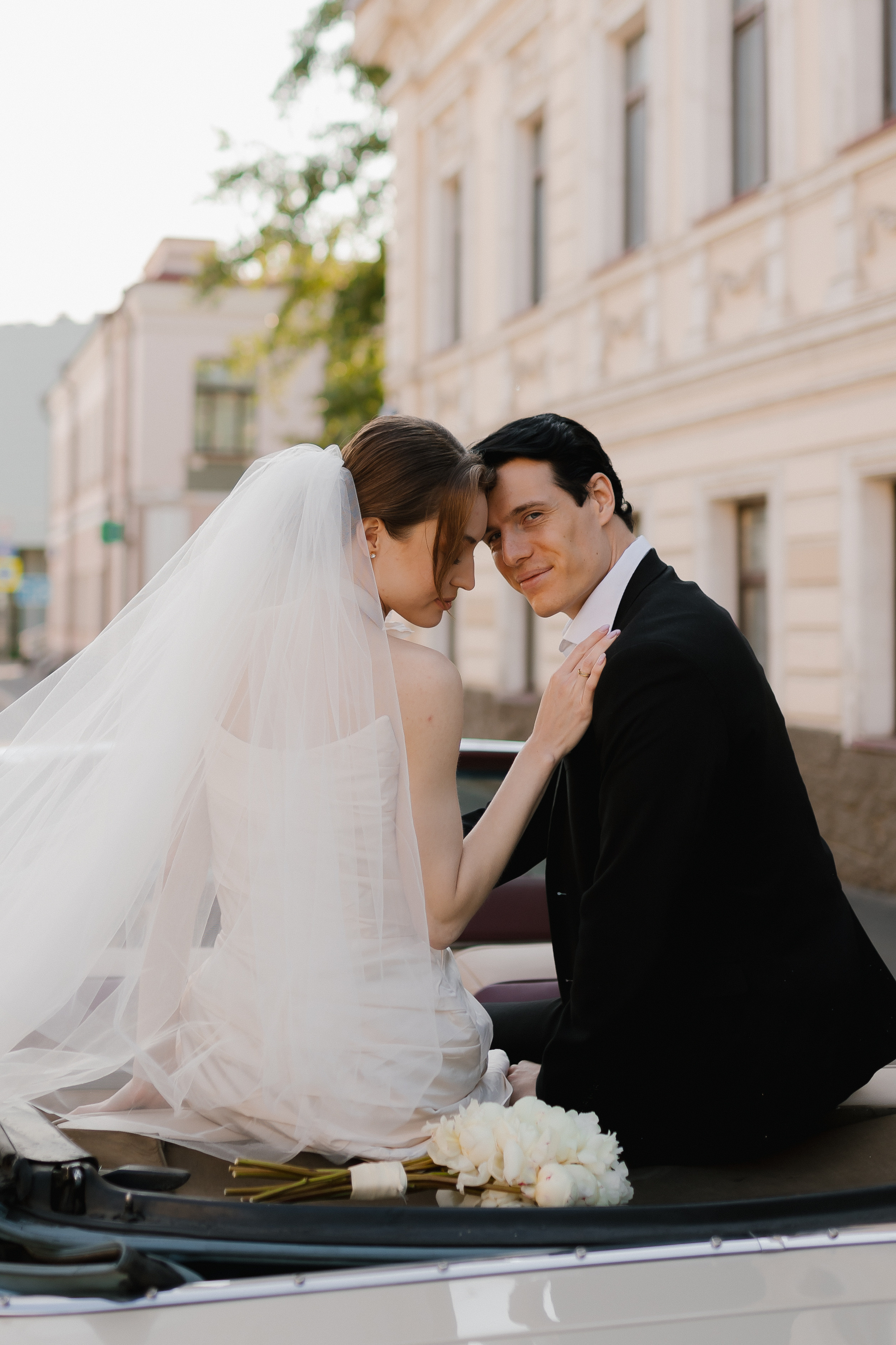 Красочные эмоции жениха и невесты прекрасно переданы на фоне знаменитых московских улочек.