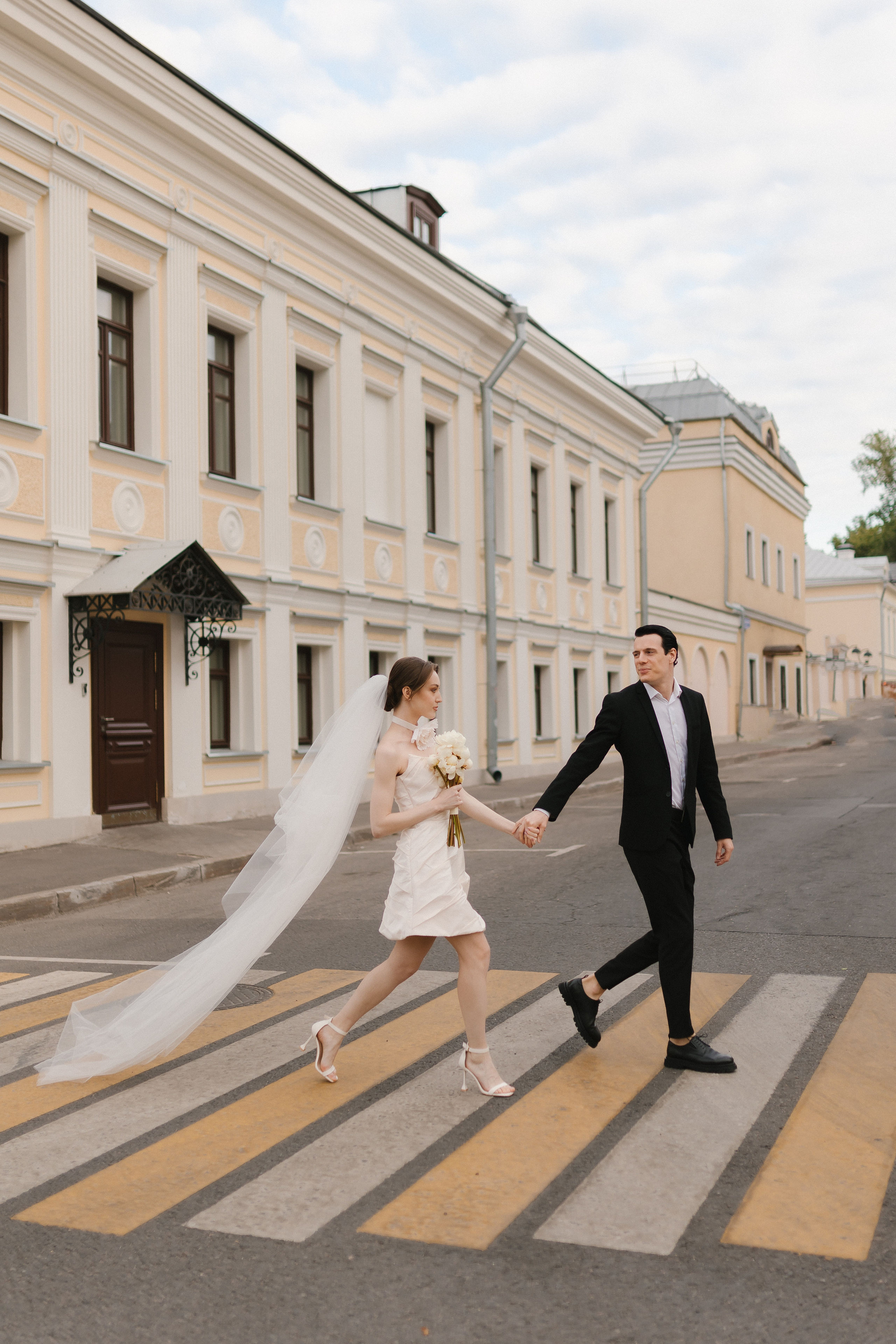 Наряд невесты безупречно гармонирует с классической архитектурой Большого театра.