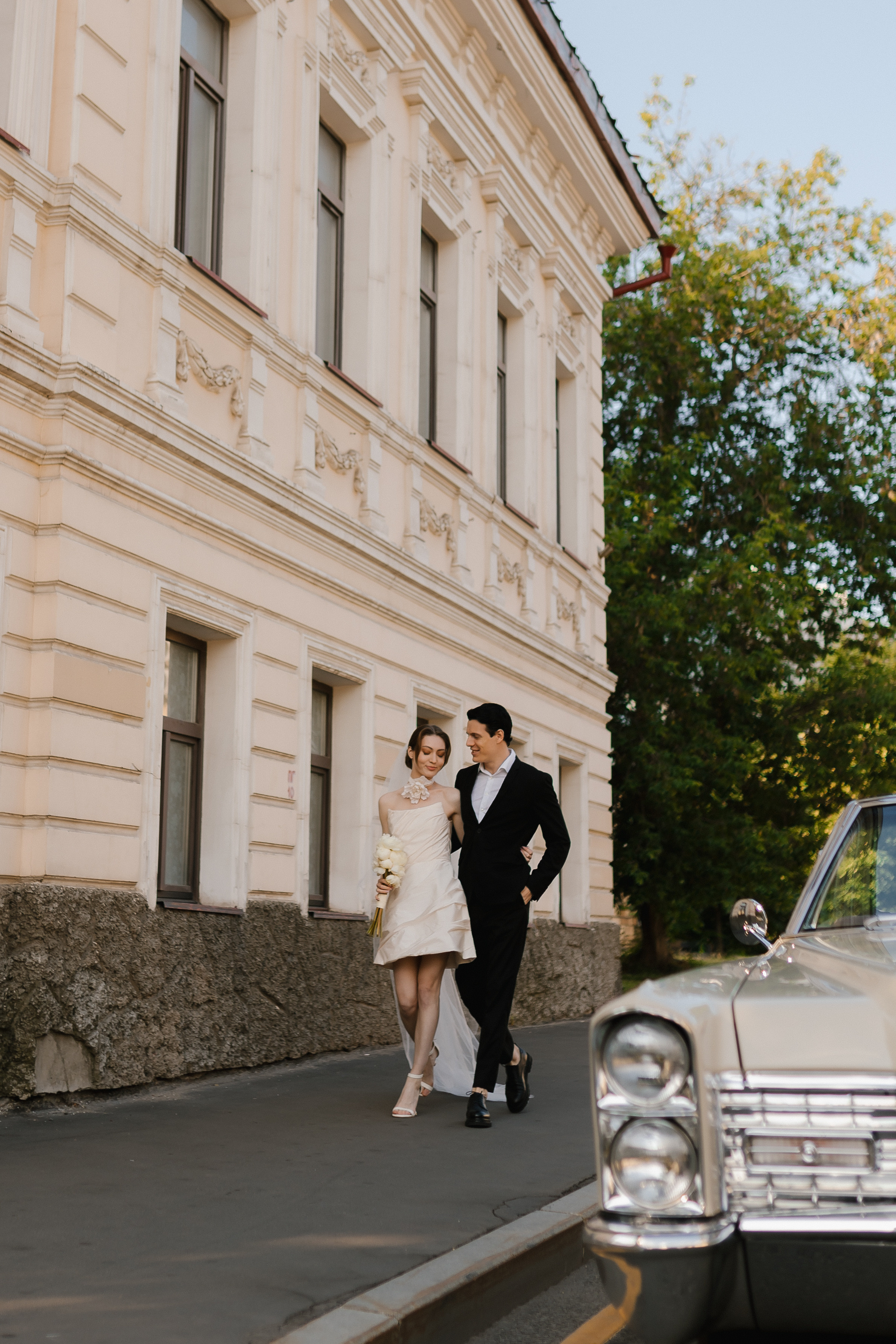 Арт-фото жениха и невесты: необычные ракурсы и смелые образы на улицах старой Москвы.