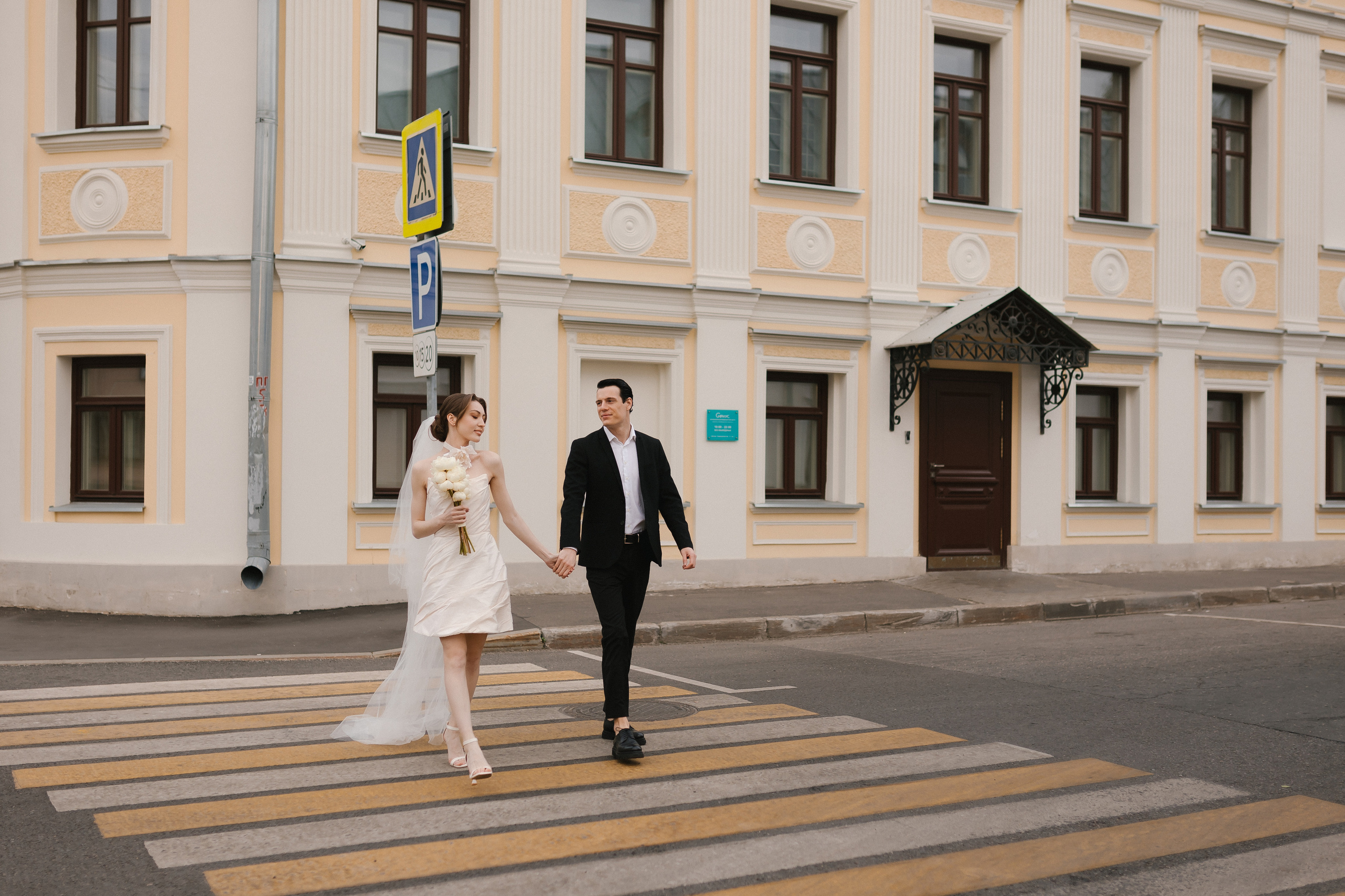 Жених и невеста стильно смотрятся на фоне современного архитектурного ансамбля Москва-Сити.