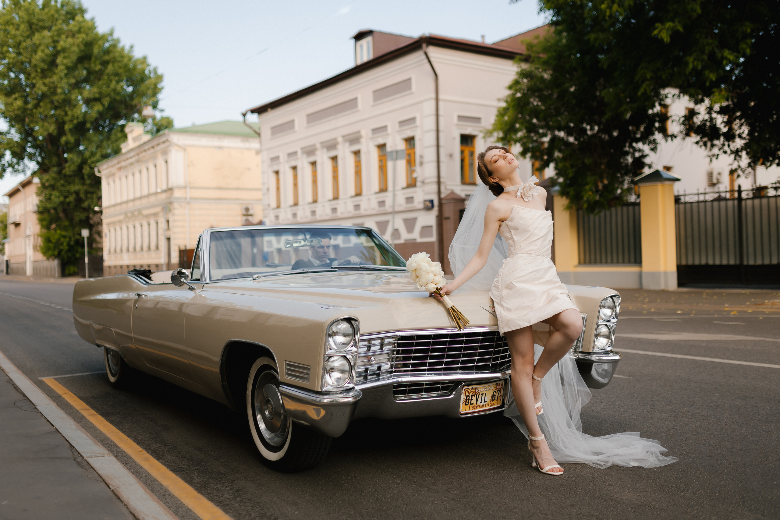 Красочные эмоции жениха и невесты прекрасно переданы на фоне знаменитых московских улочек.