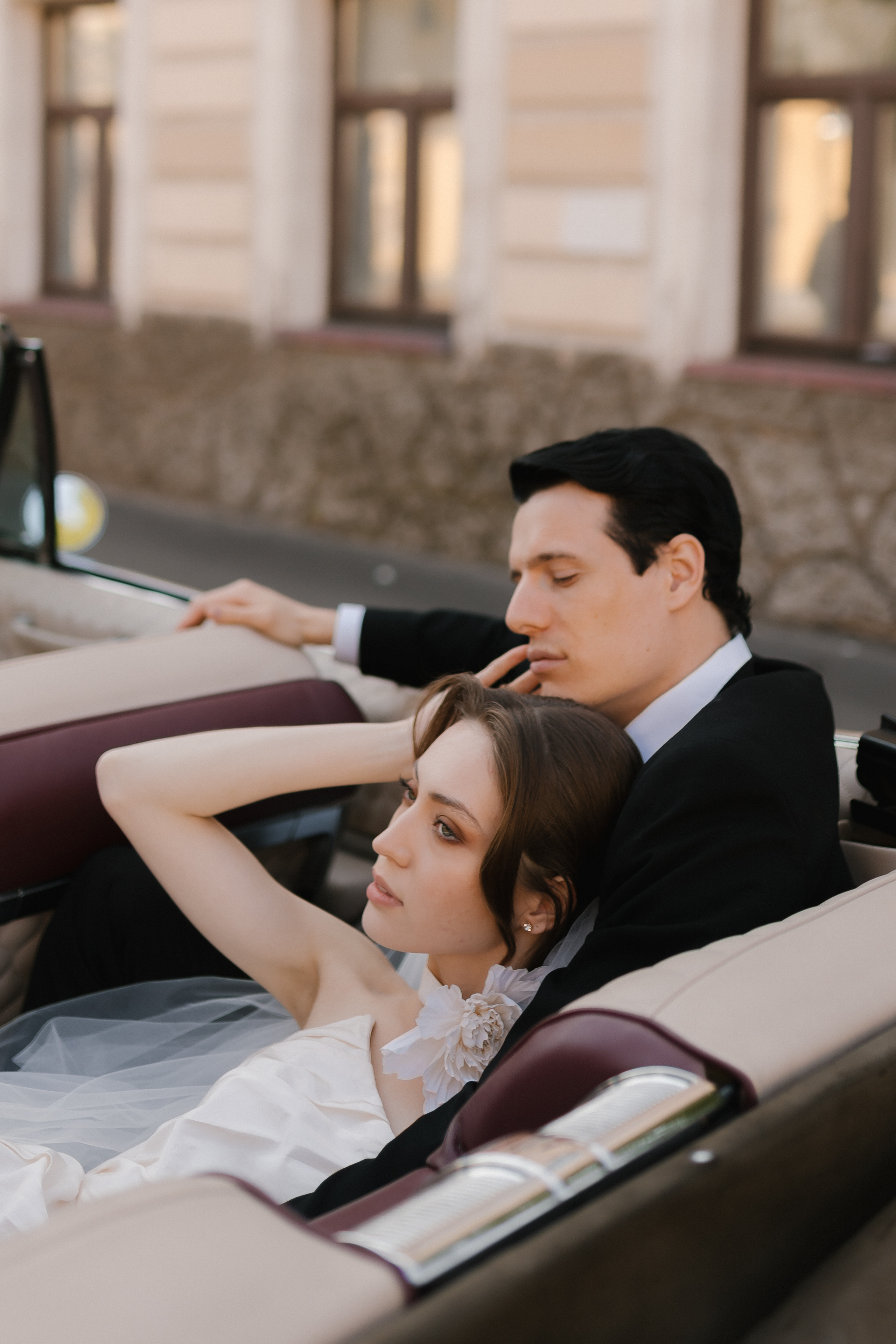 Нестандартный поворот сюжета: жених и невеста устроились комфортно на капоте кабриолета.