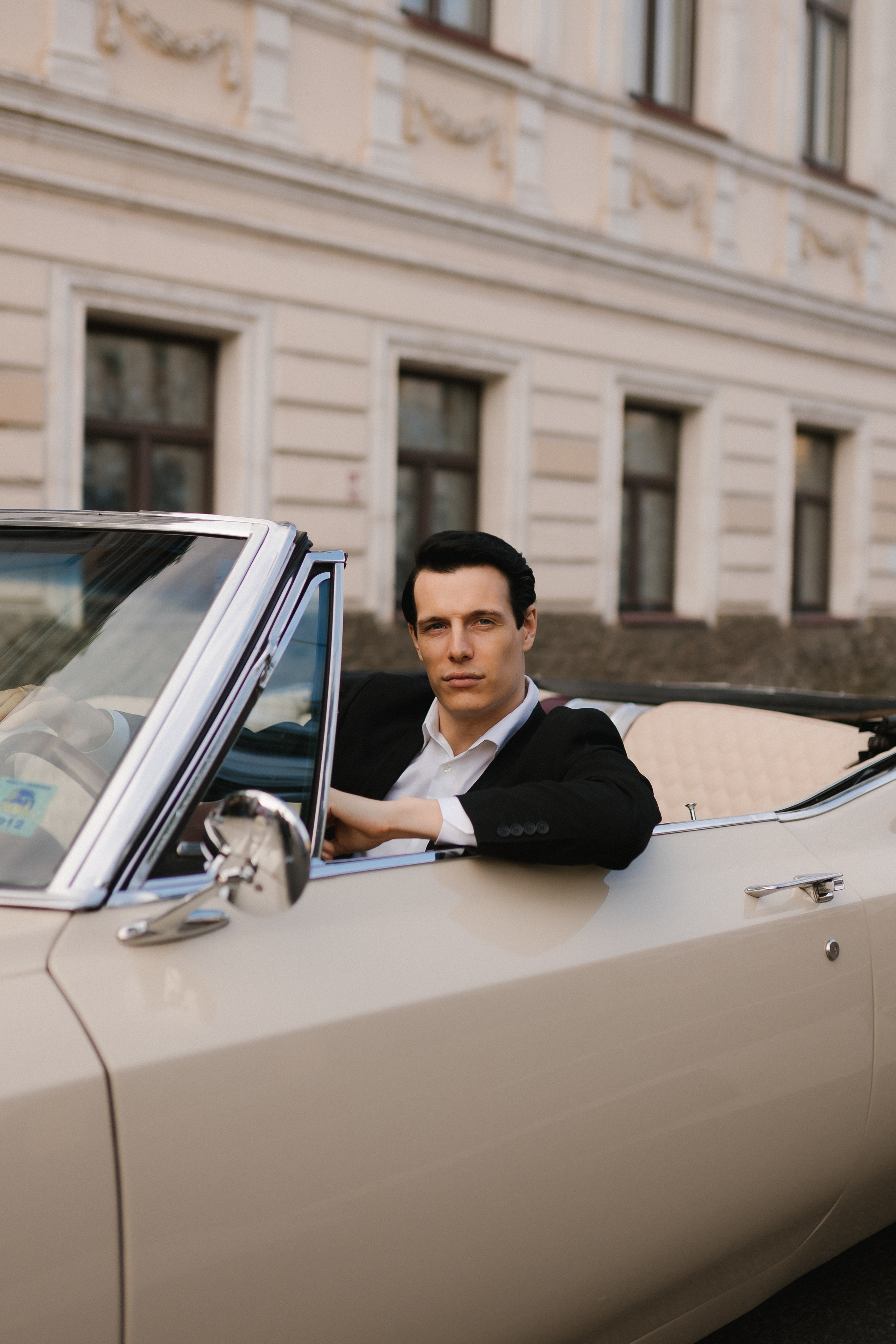 Колоритная фотосессия пары в автомобиле, пересекающей красивый ландшафт.