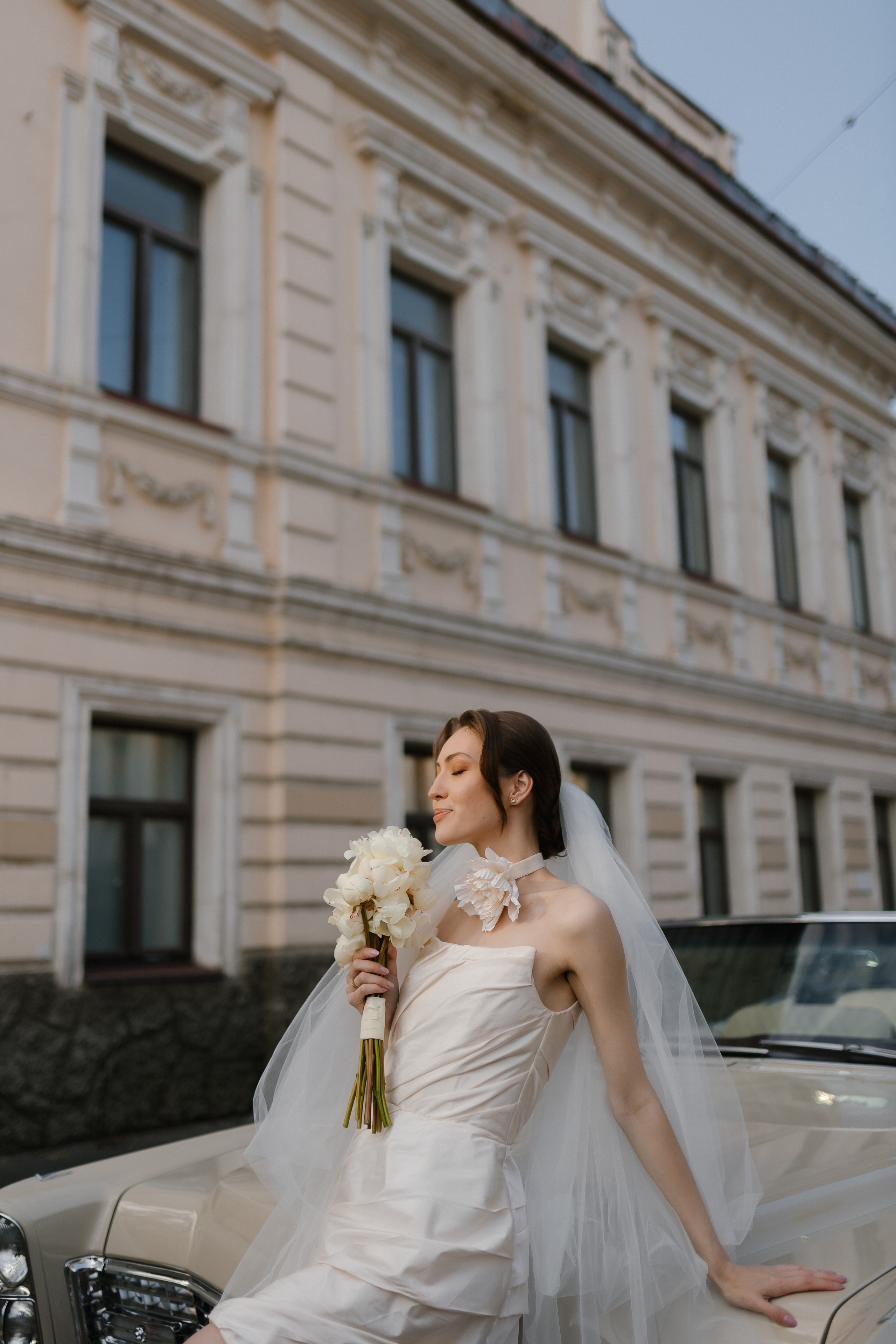 Смело выбранный красный кабриолет добавляет яркости и страсти стилю фотосессии.