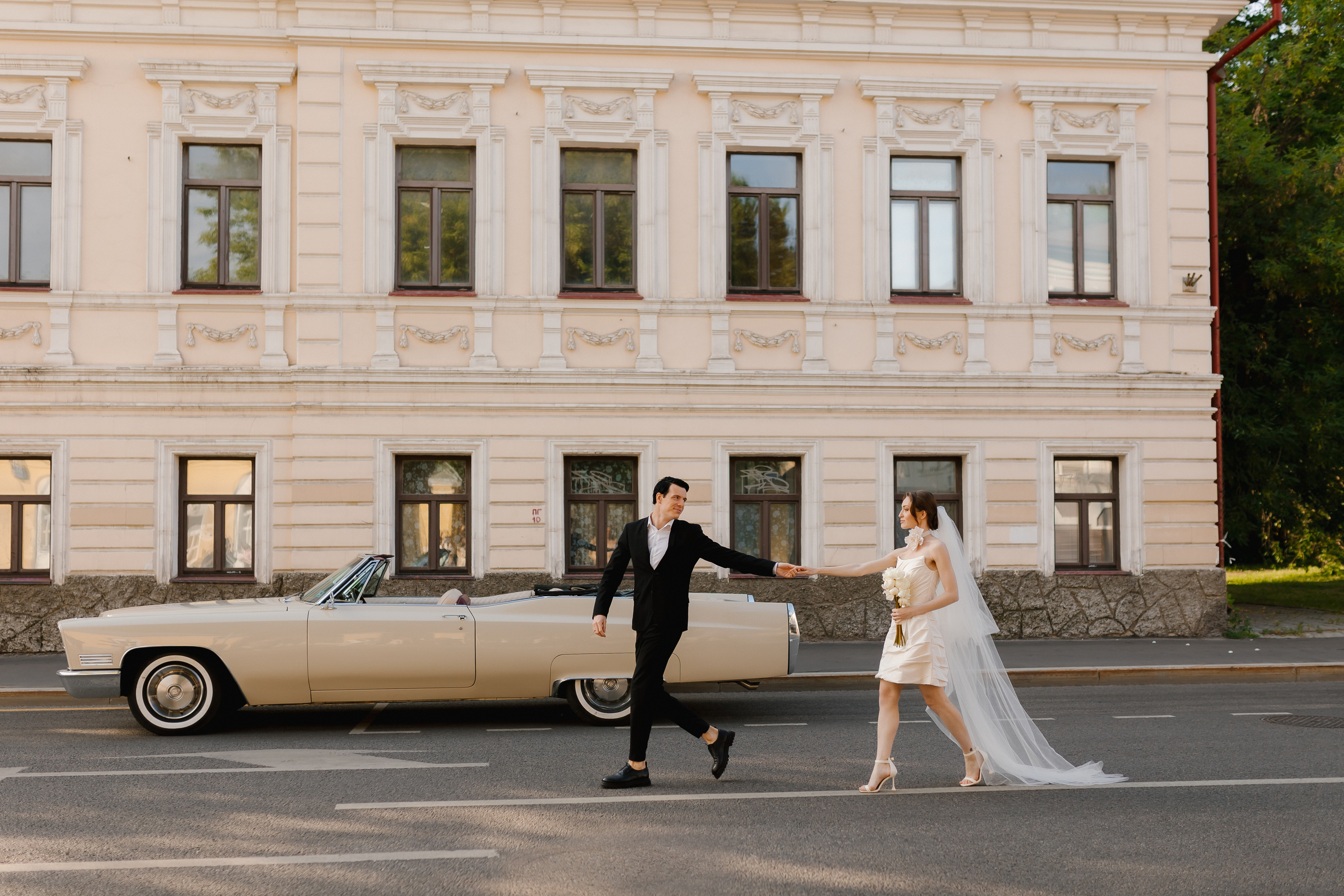 Красочные эмоции жениха и невесты прекрасно переданы на фоне знаменитых московских улочек.