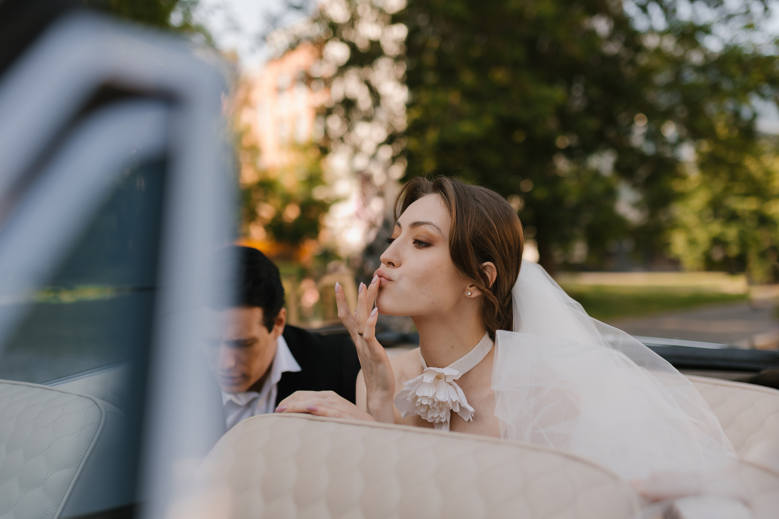 Искрящийся восторг пары, демонстрирующий свободу передвижения на авто.