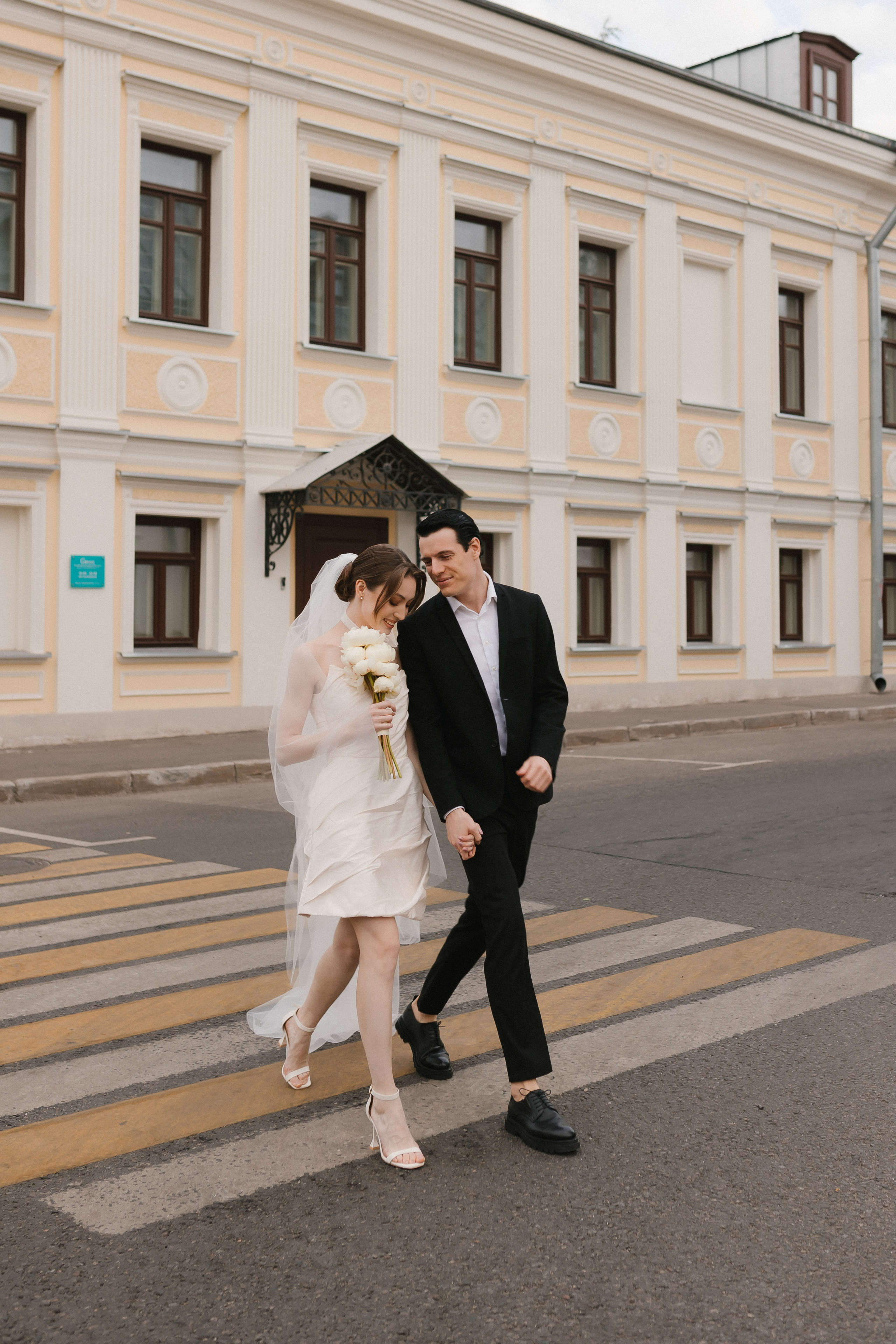 Невеста в элегантном платье покоряет улицы центра Москвы.