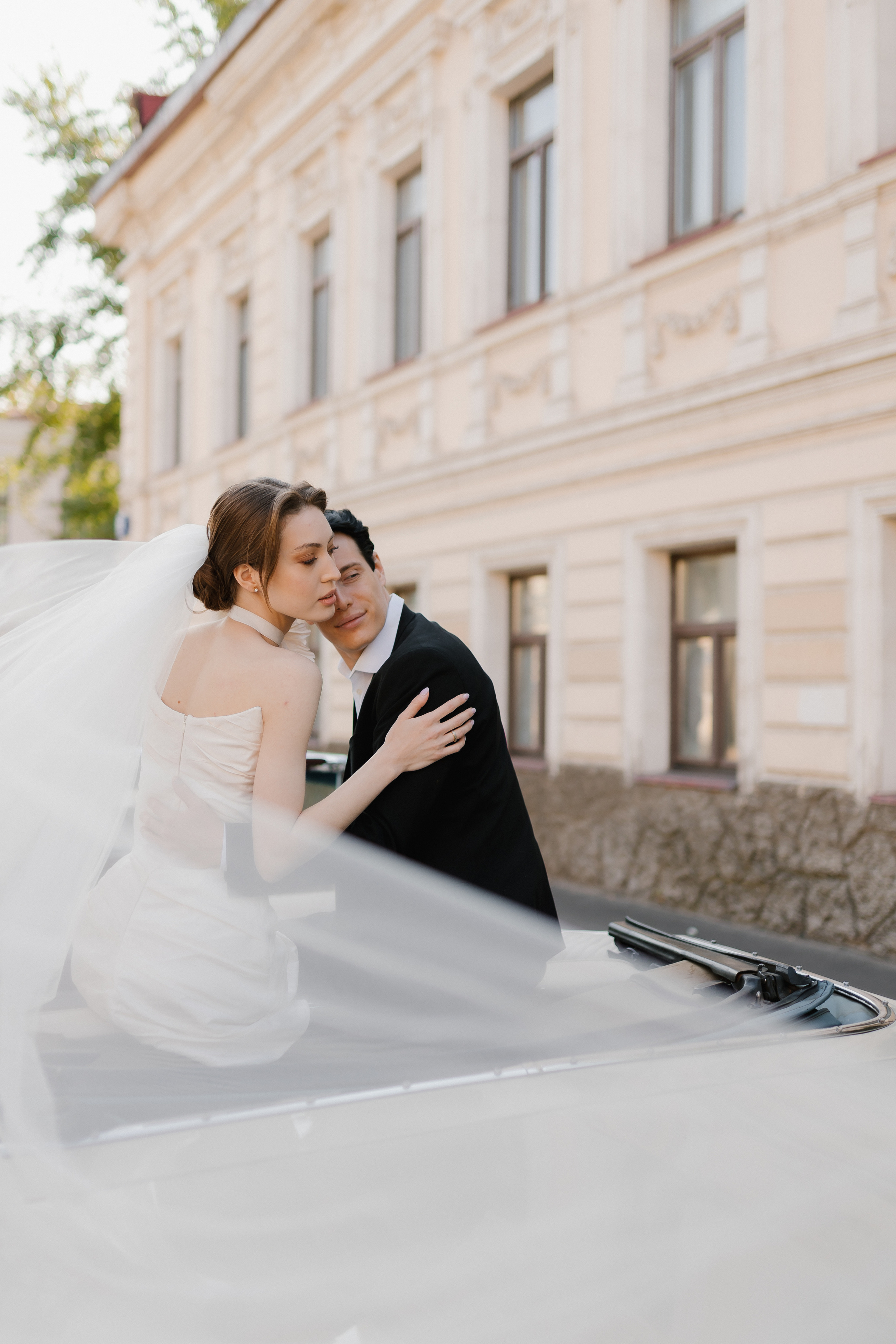 Искрящийся восторг пары, демонстрирующий свободу передвижения на авто.