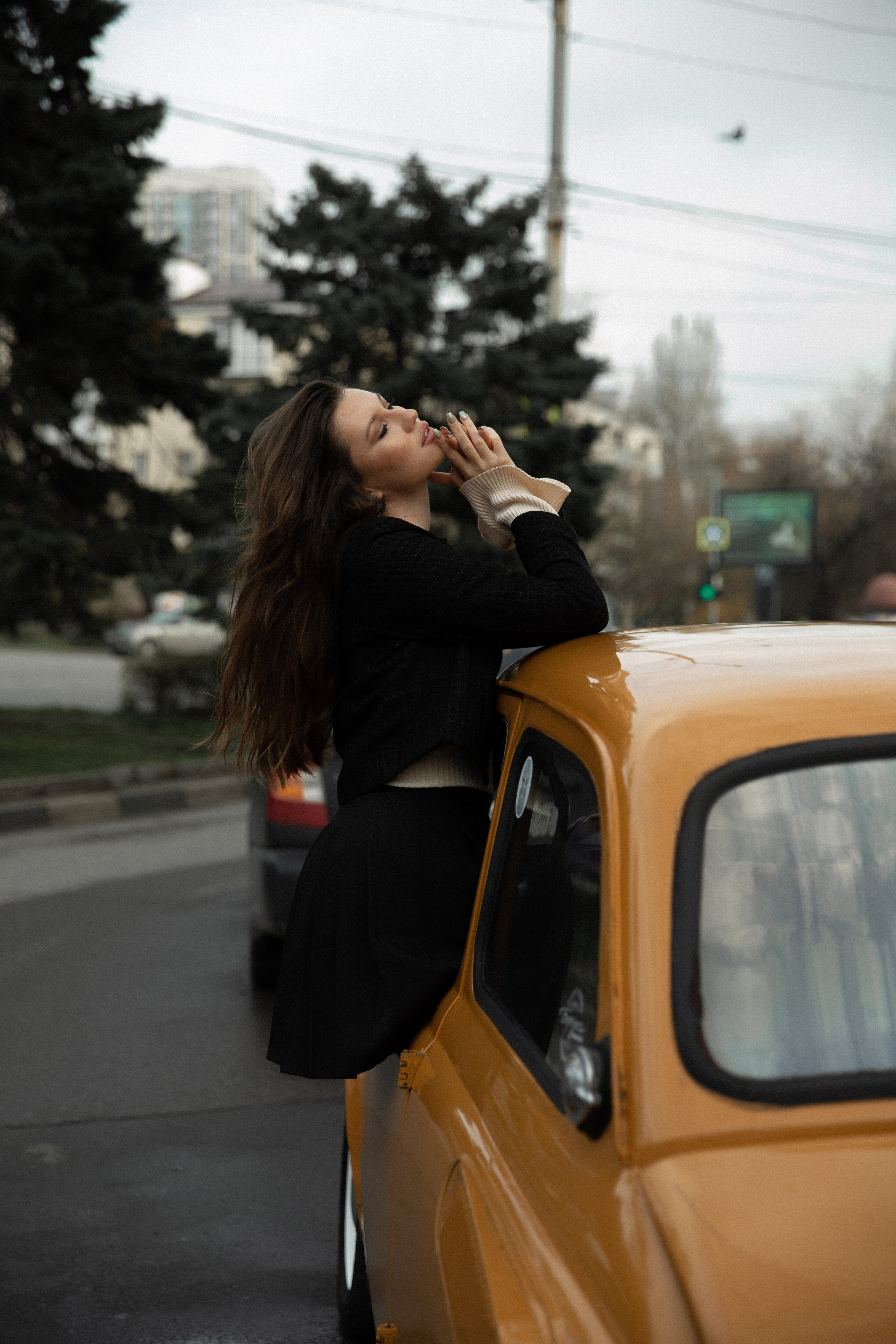 Женская фотосессия с ретро авто. Свадебный фотограф Бакрымова Валентина