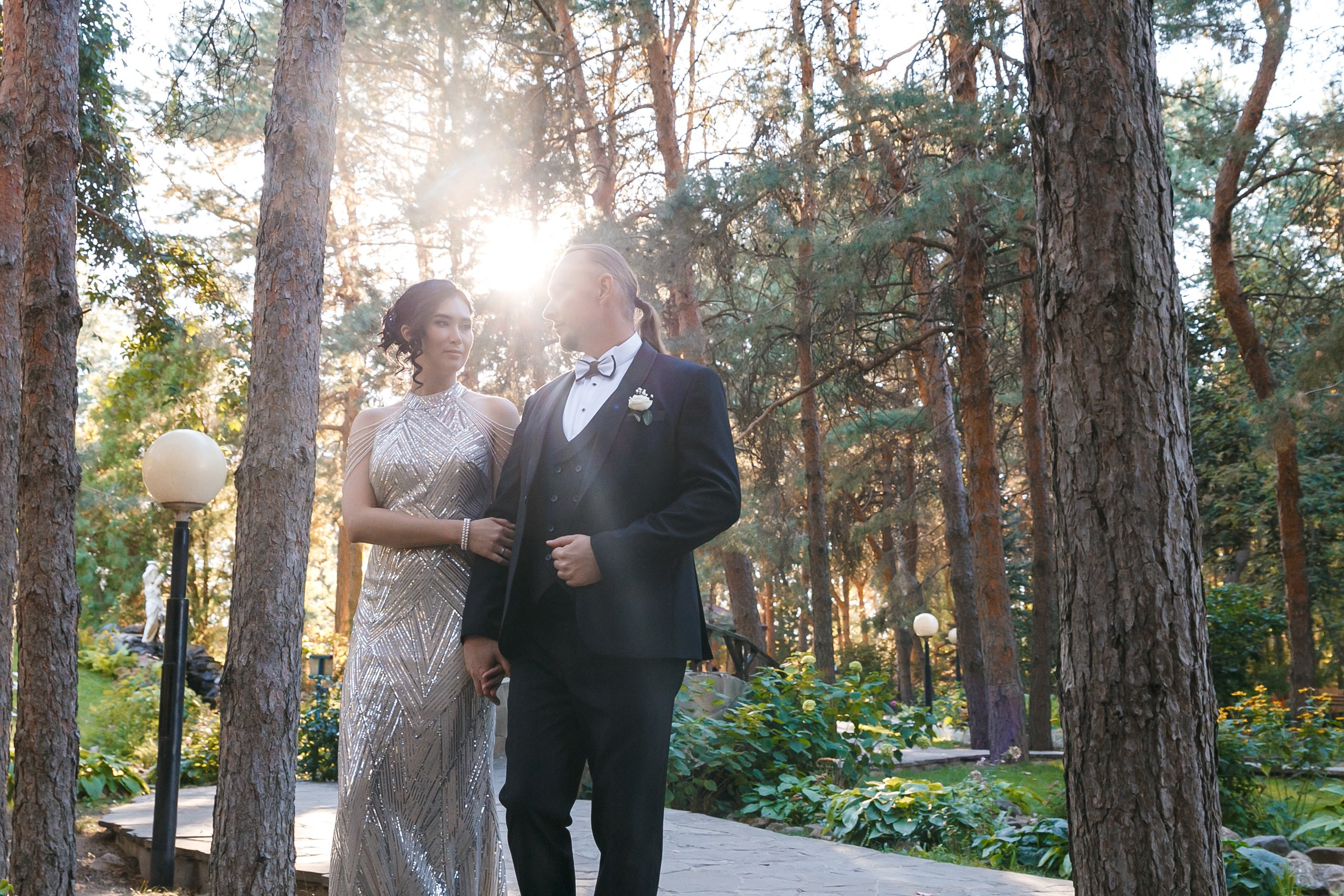 Ксения и Александр: поженились и погуляли в парке санатория Горная поляна. Событийный фотограф Максим Бескоровайновнов