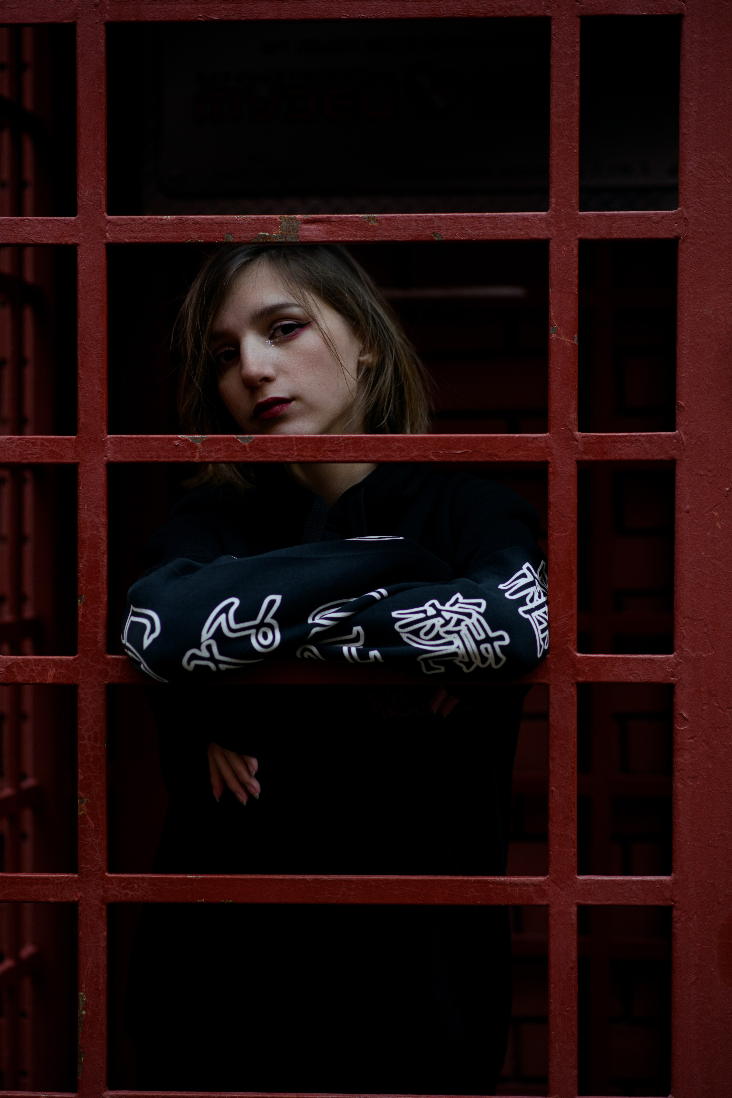 Фотосессия на 18тилетие на территории Красного октября в черной толстовке