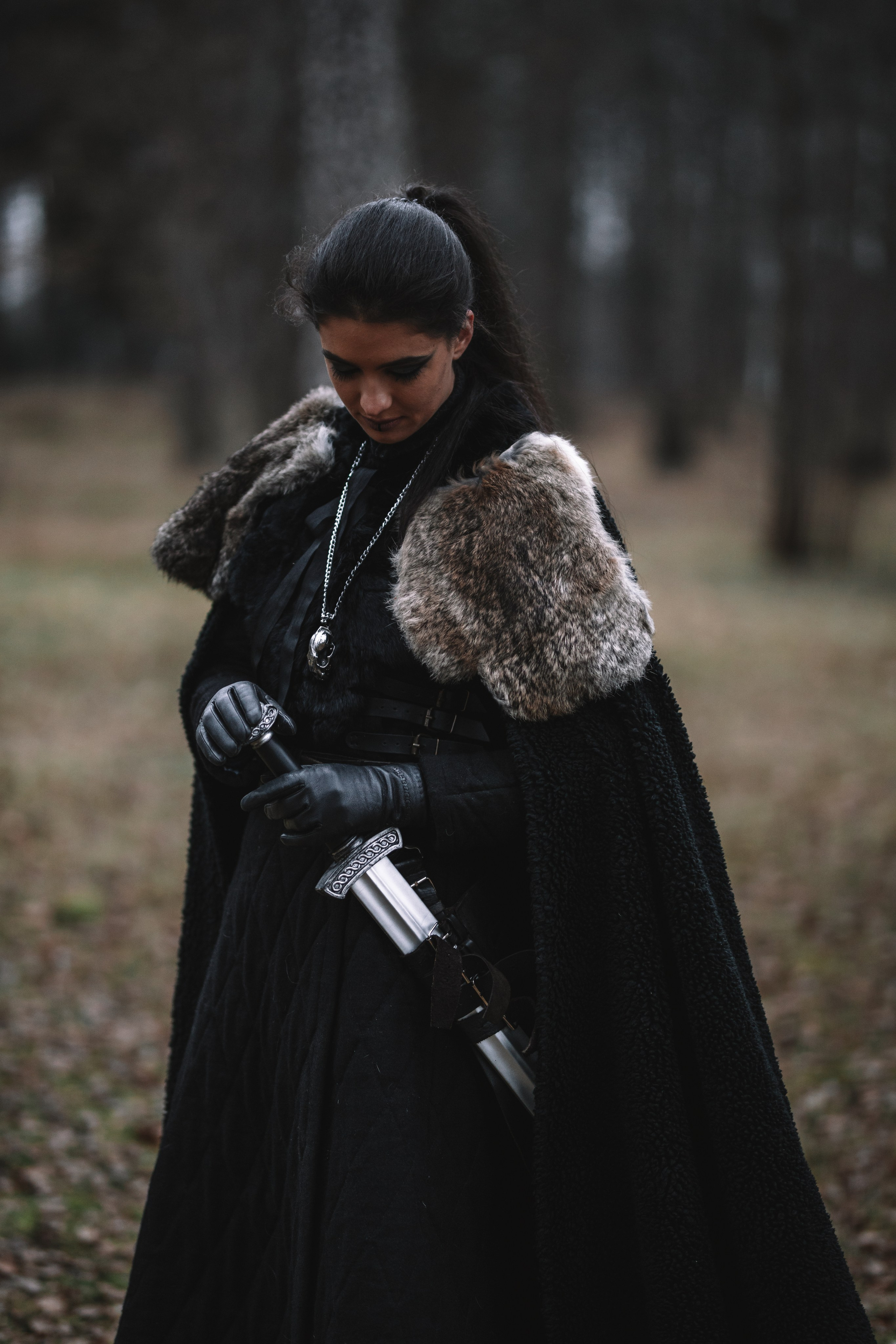 Наташа с фризом в костюме викинга. Фотосессии с лошадьми