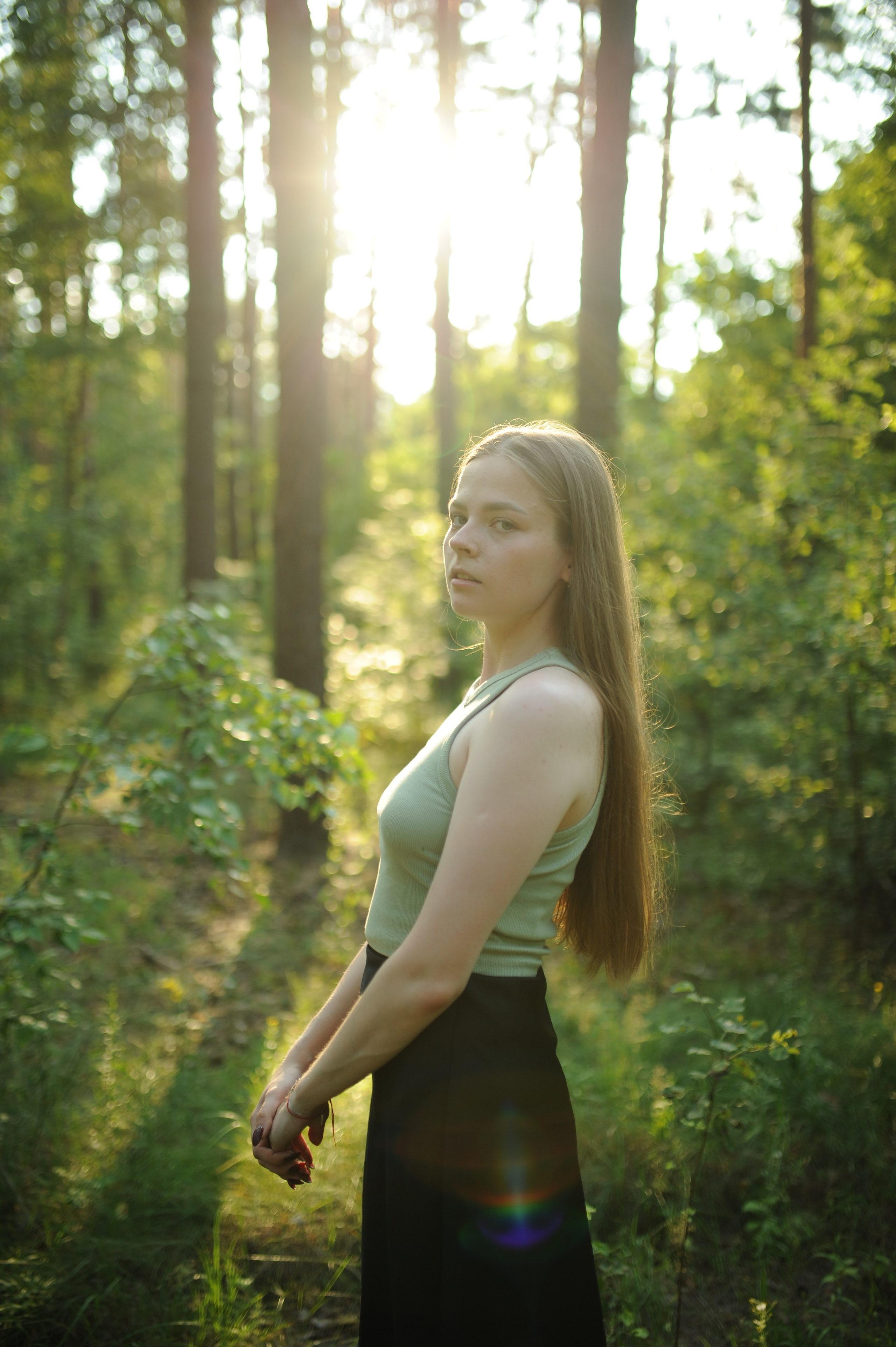 Индивидуальная съемка в Гомеле: модель в расслабленной позе, плавные линии тела, естественный свет