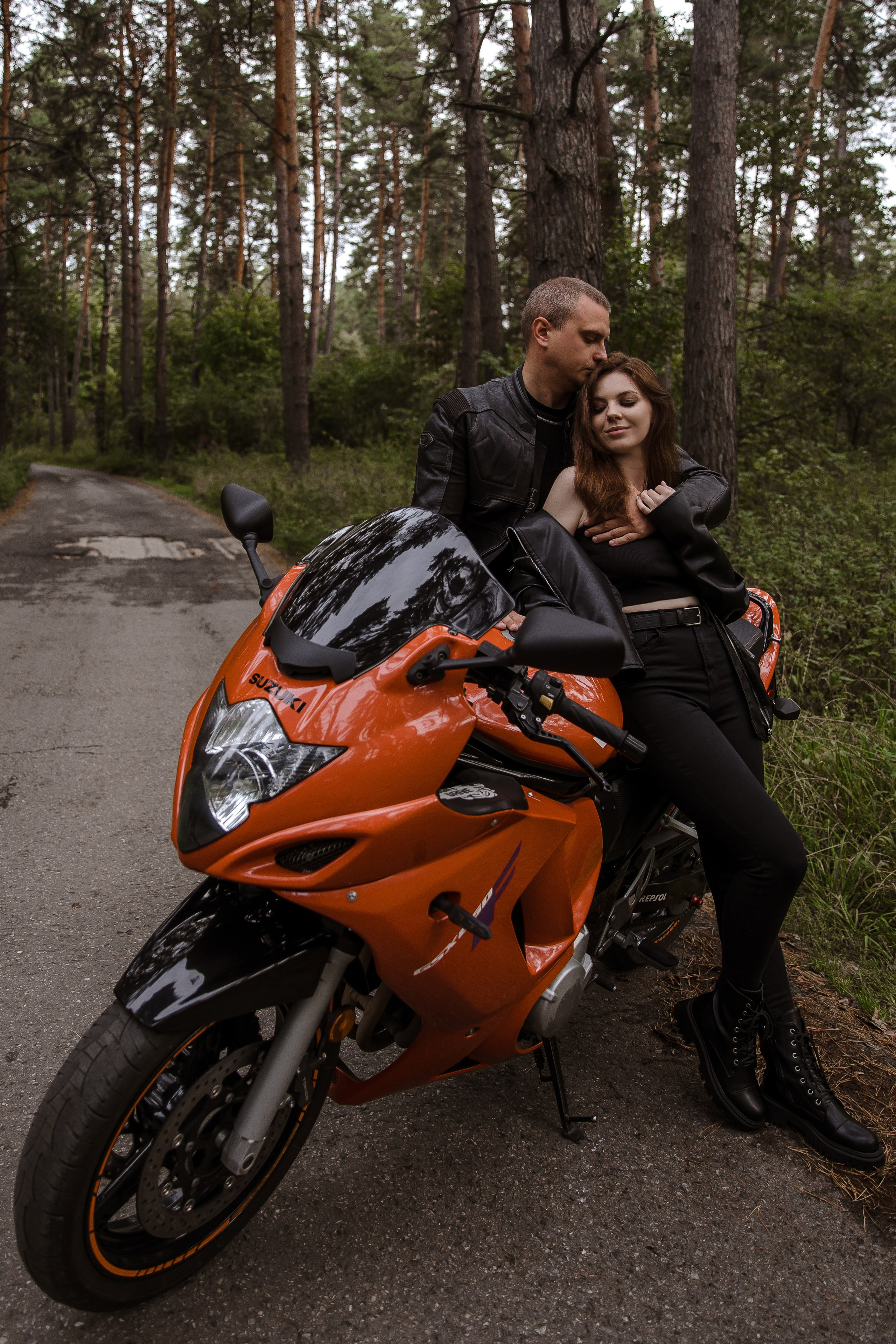 Фотосессия лавстори с мотоциклом на природе. Свадебный и семейный фотограф в Самаре и Тольятти | Елена Топанцева