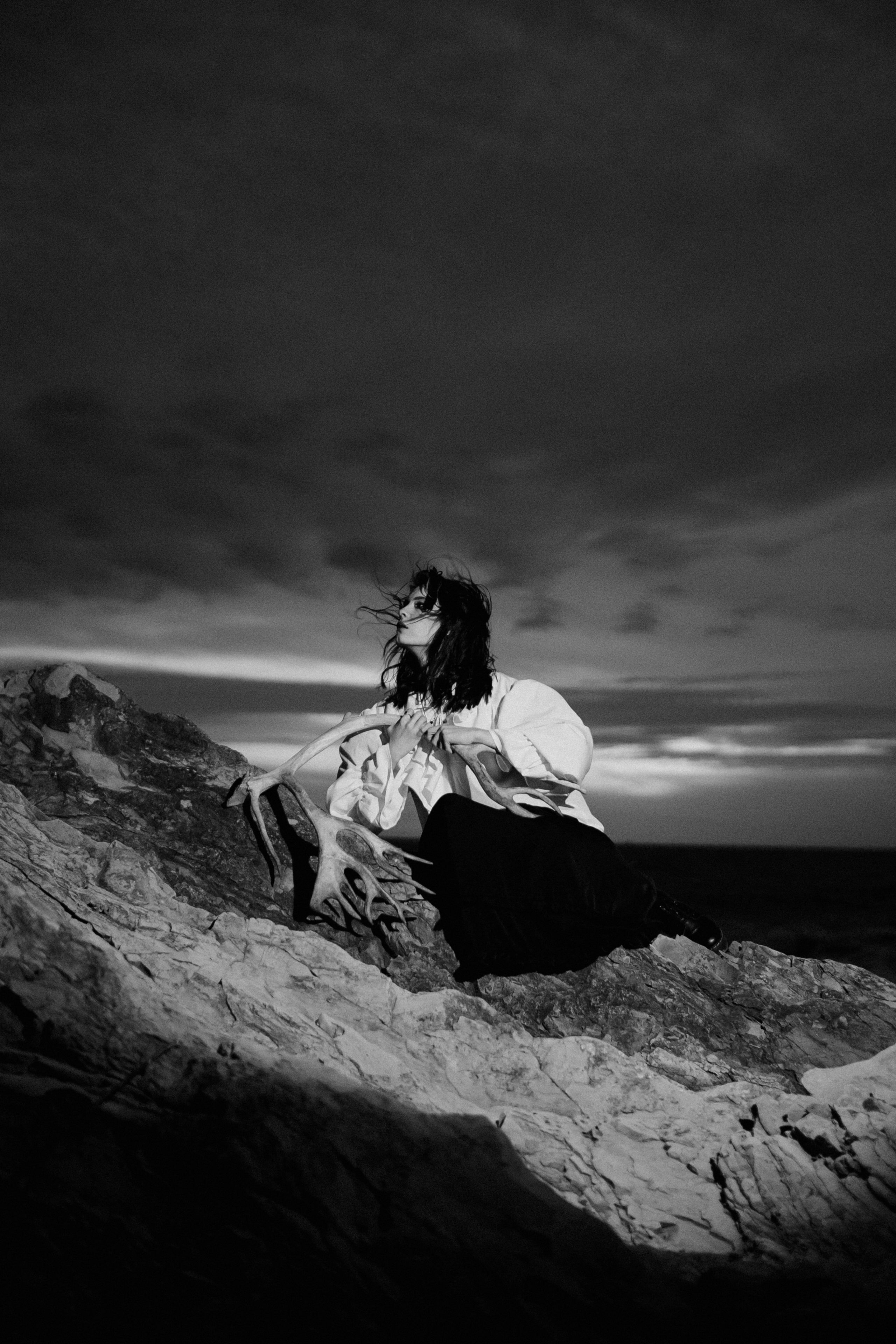 Съёмка у моря с оленьими рогами