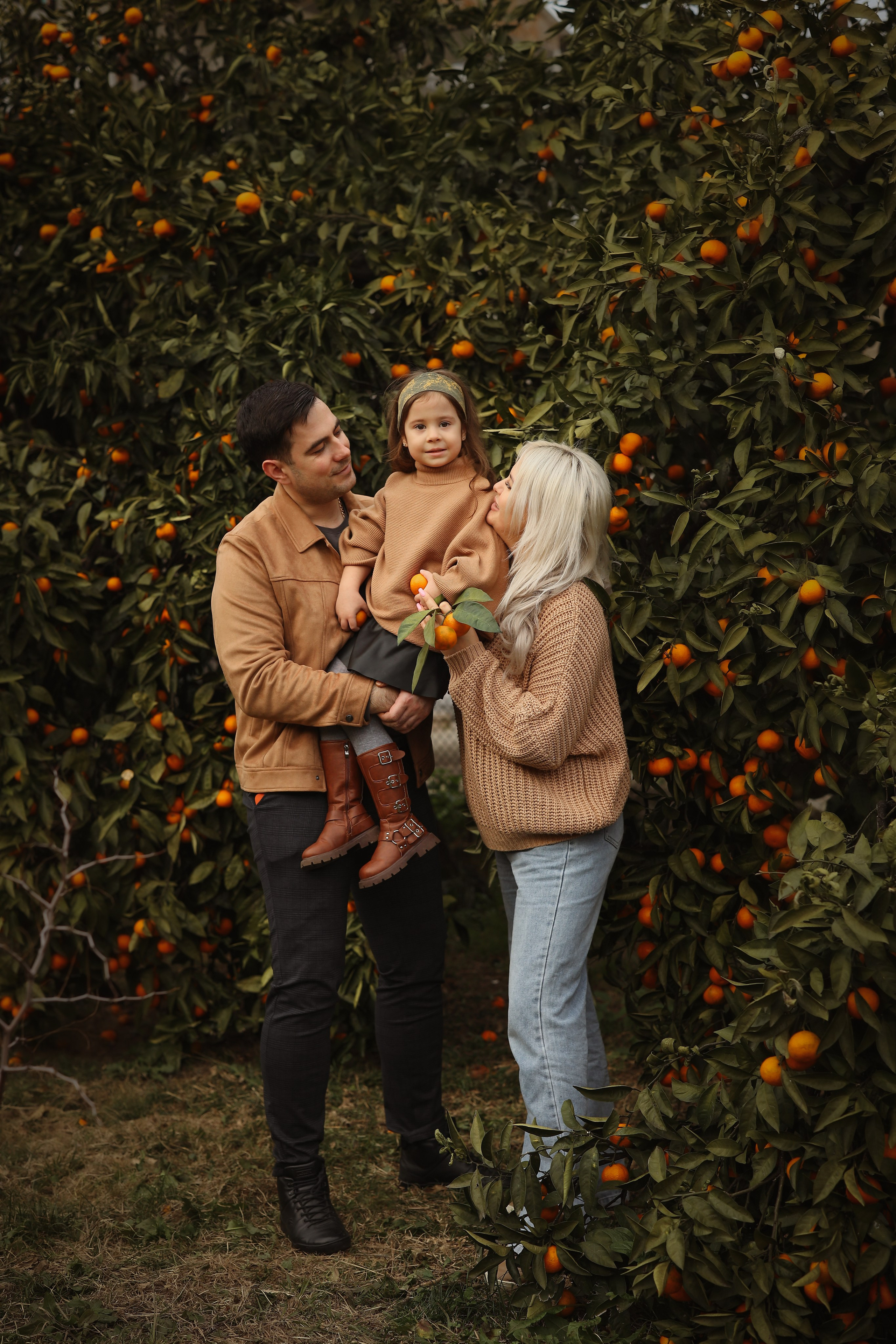 Семейная фотосессия в саду мандаринов. Свадебный и семейный фотограф в Абхазии Жанна Соснина