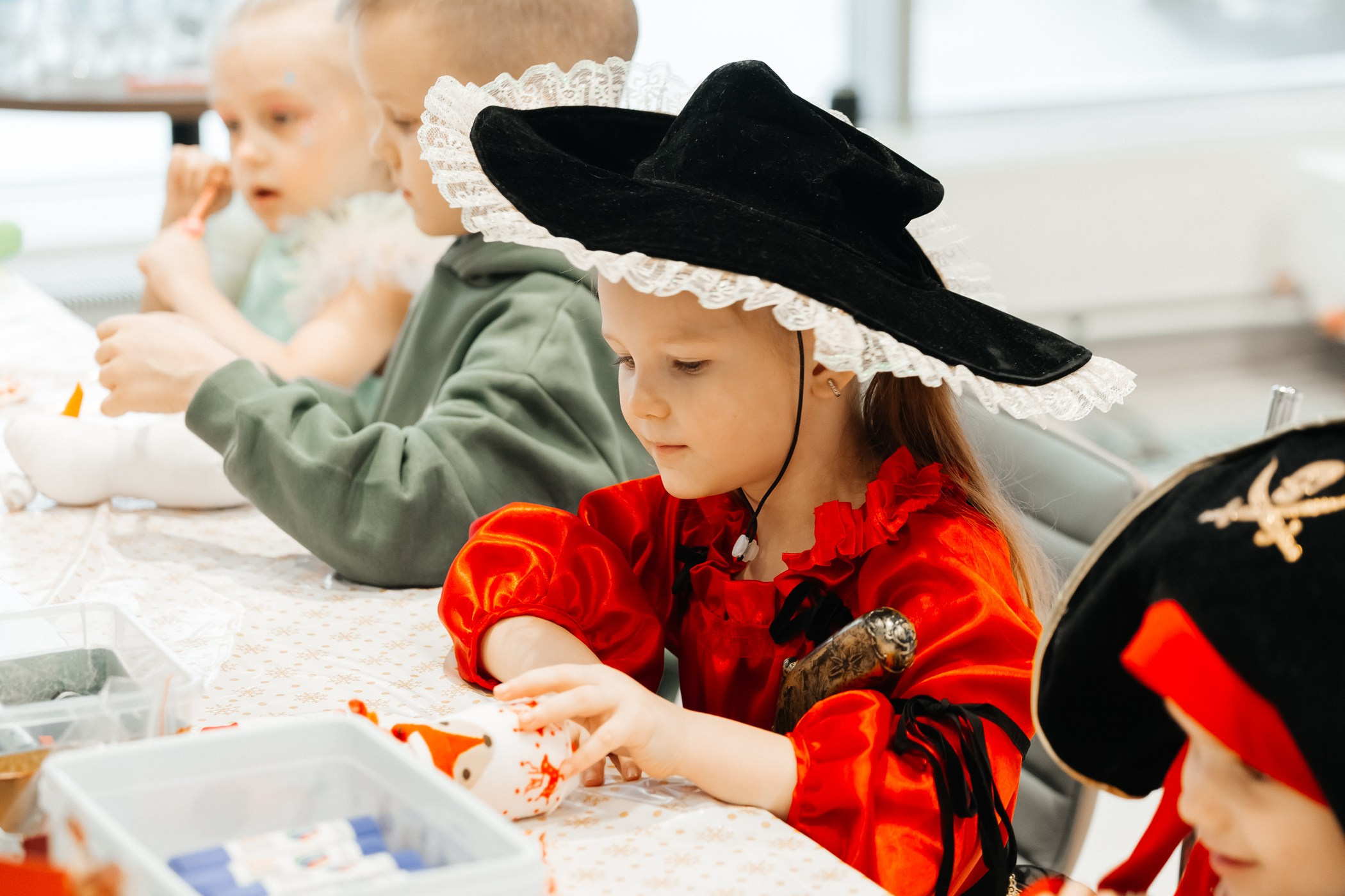 Детский мастер-класс в «Картель Авто» — «Студия чудес Алиса». Фотограф Кемерово | Сергей